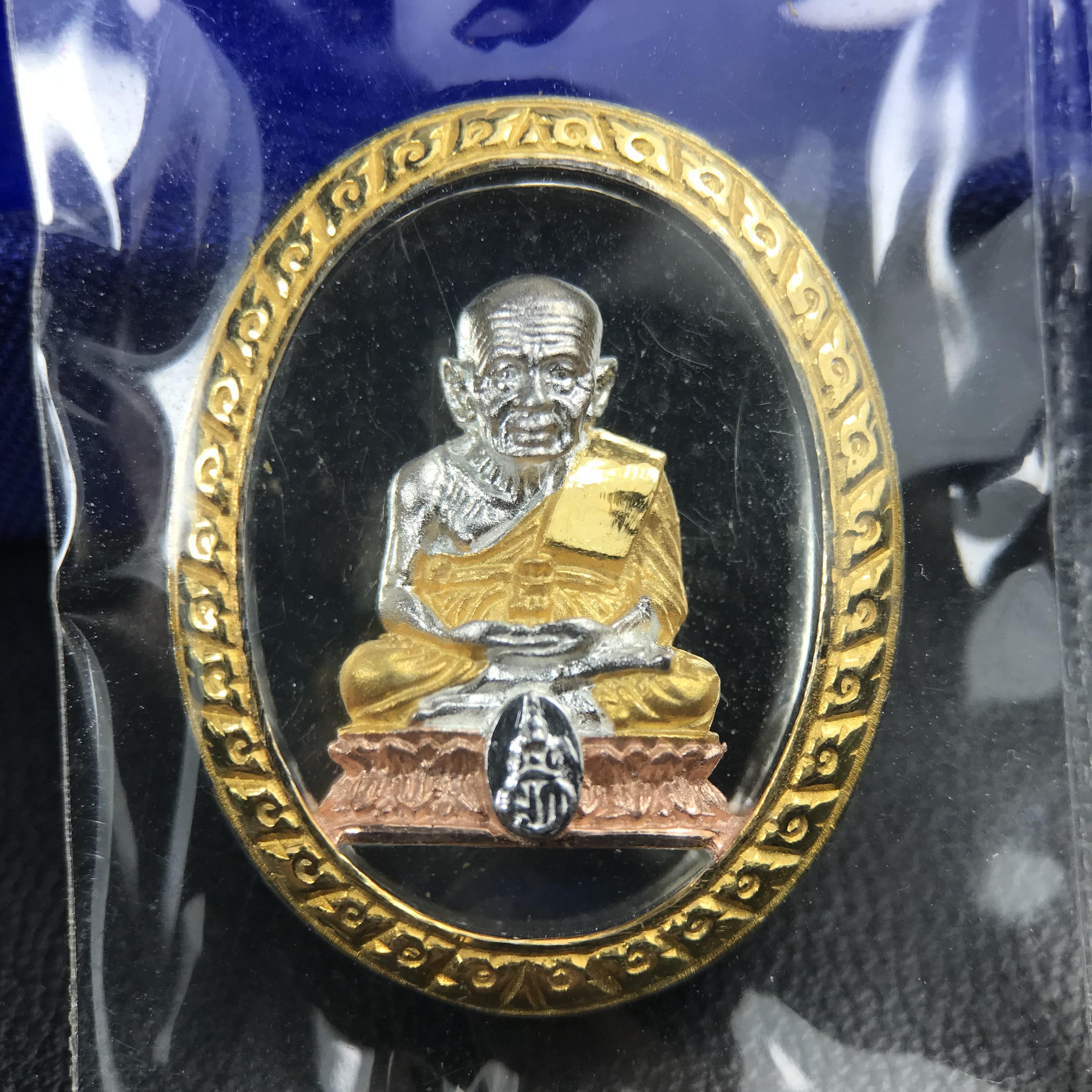 สมเด็จหลวงปู่ทวด วัดช้างให้ รุ่น เฉลิมพระเกียรติ ตราสัญลักษณ์ มวก. พิมพ์รูปไข่เนื้อเงิน-สามกษัตริย์ ปี 2544 พิธีพุทธาภิเษกใหญ่ ณ อุโบสถวัดช้างให้และอุโบสถวัดพระศรีรัตนศาสดาราม ( วัดพระแก้ว )โดยนิมนต์เกจิชื่อดังสายใต้ทั้งหมดจำนวน 108 รูป(องค์หมายเลข 2950)