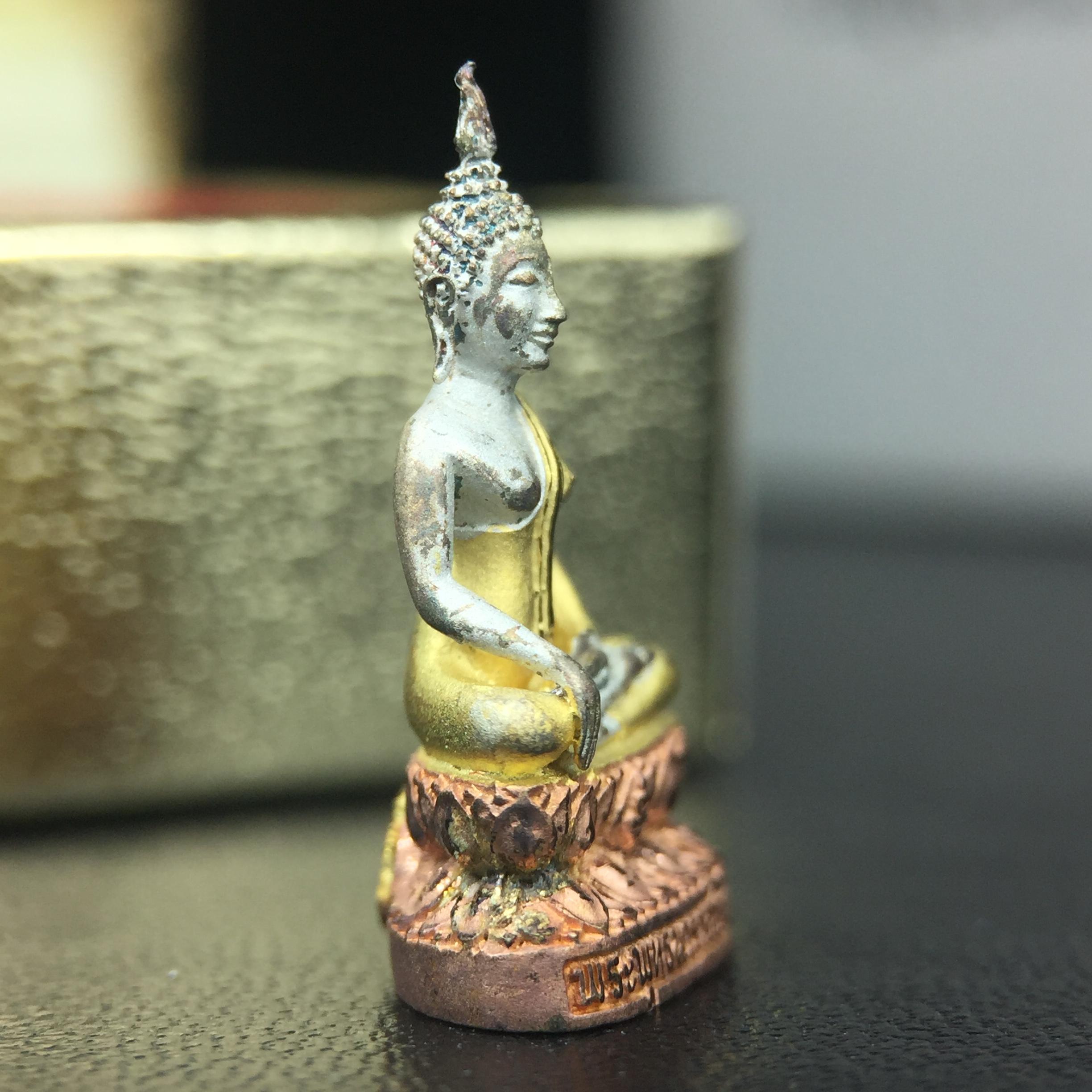 พระชัยวัฒน์พระพุทธนวราชบพิตร ครองสิริราชสมบัติครบ 50 ปี พ.ศ.2540 ขนาดสูง 1.9 ซม. เนื้อเงินสามกษัตริย์(ผิวเดิม) พร้อมกล่องบรรจุเดิมครบสมบูรณ์ 1ใน 9500 องค์(พุทธนวราชบพิตร นิมิตรหมายแห่งความสามัคคี ด้วยไมตรีแห่งองค์พระภูมิพล)