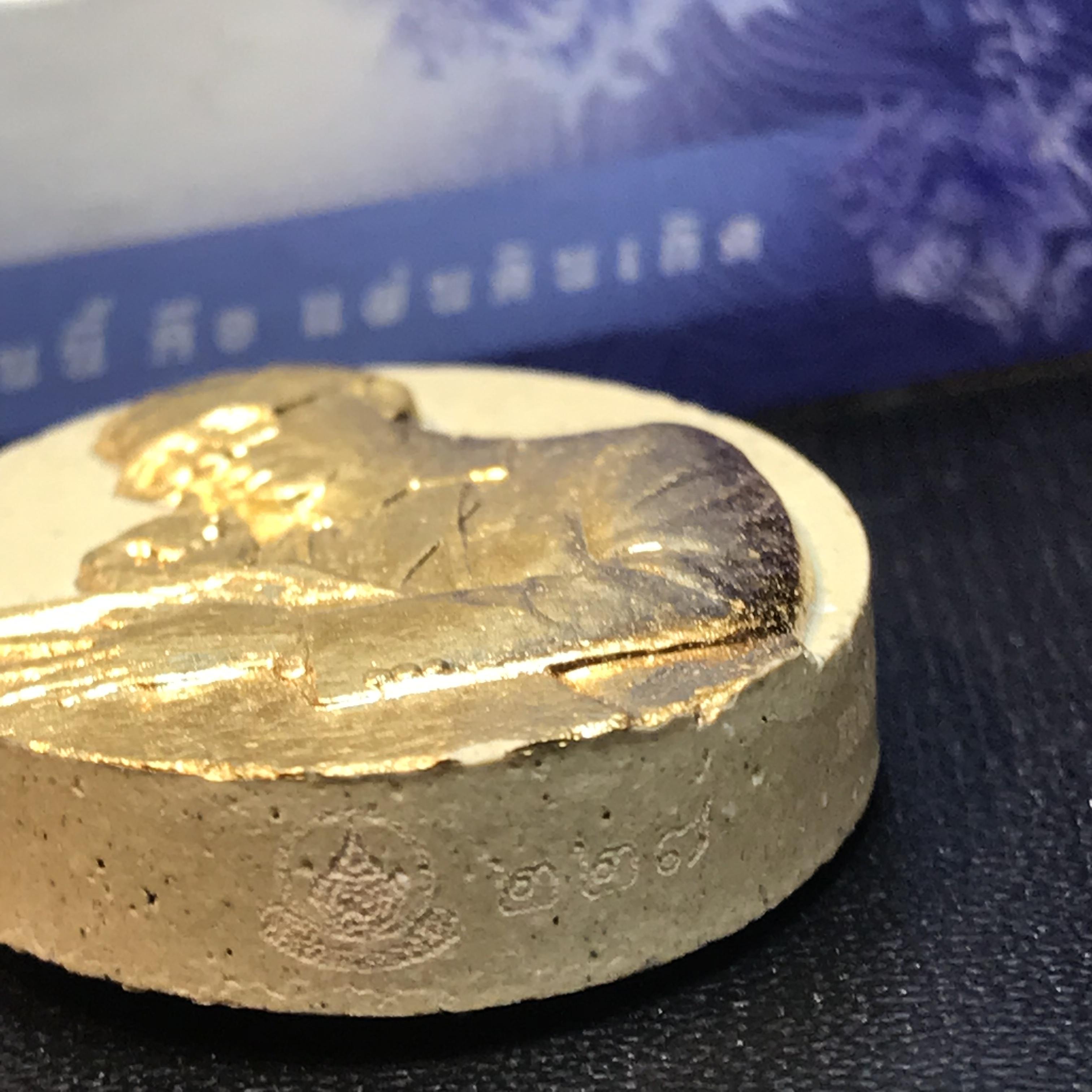 รูปหล่อพระบาทสมเด็จพระเจ้าอยู่หัว(ทรงงาน) ภปร. โครงการ เพราะแผ่นดินนี้คือแผ่นดินเกิด ปี2551 เนื้อผง ด้านหน้าปิดทอง หลัง ภ.ป.ร. ปิดทอง (มวลสารพระราชทานเส้นพระเจ้า (เส้นผม) ของพระบาทสมเด็จพระเจ้าอยู่หัวรัชกาลที่9