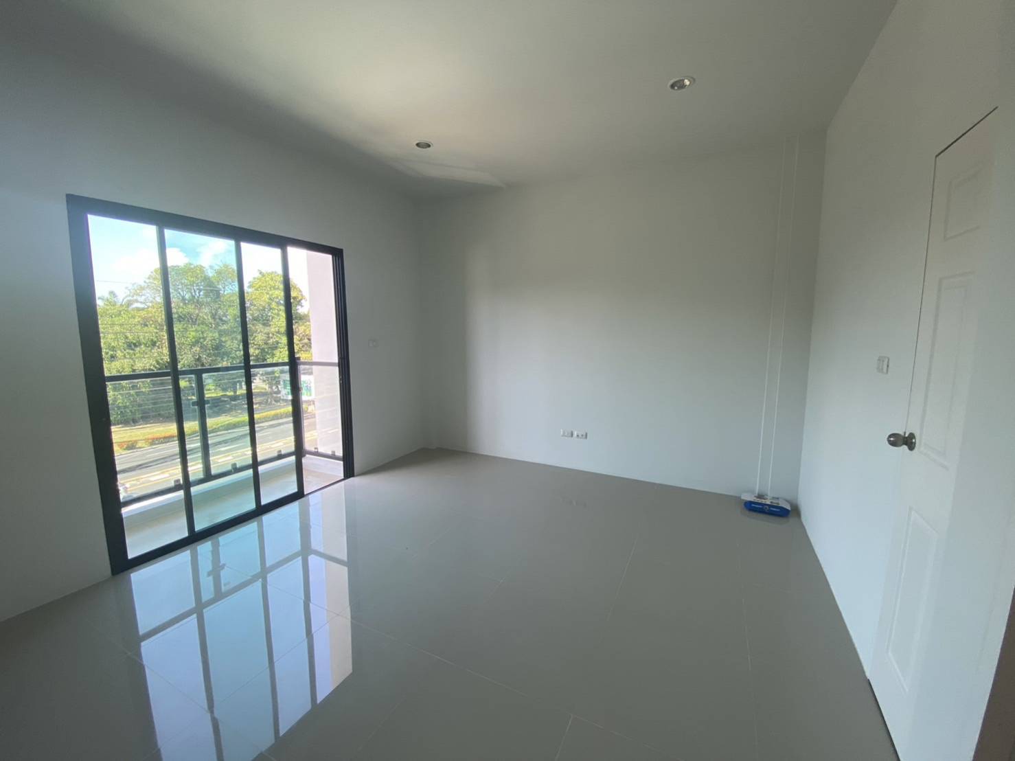 For Sales : Chaofah, 3-Storey Commercial Building, 3 Bedrooms 4 Bathrooms