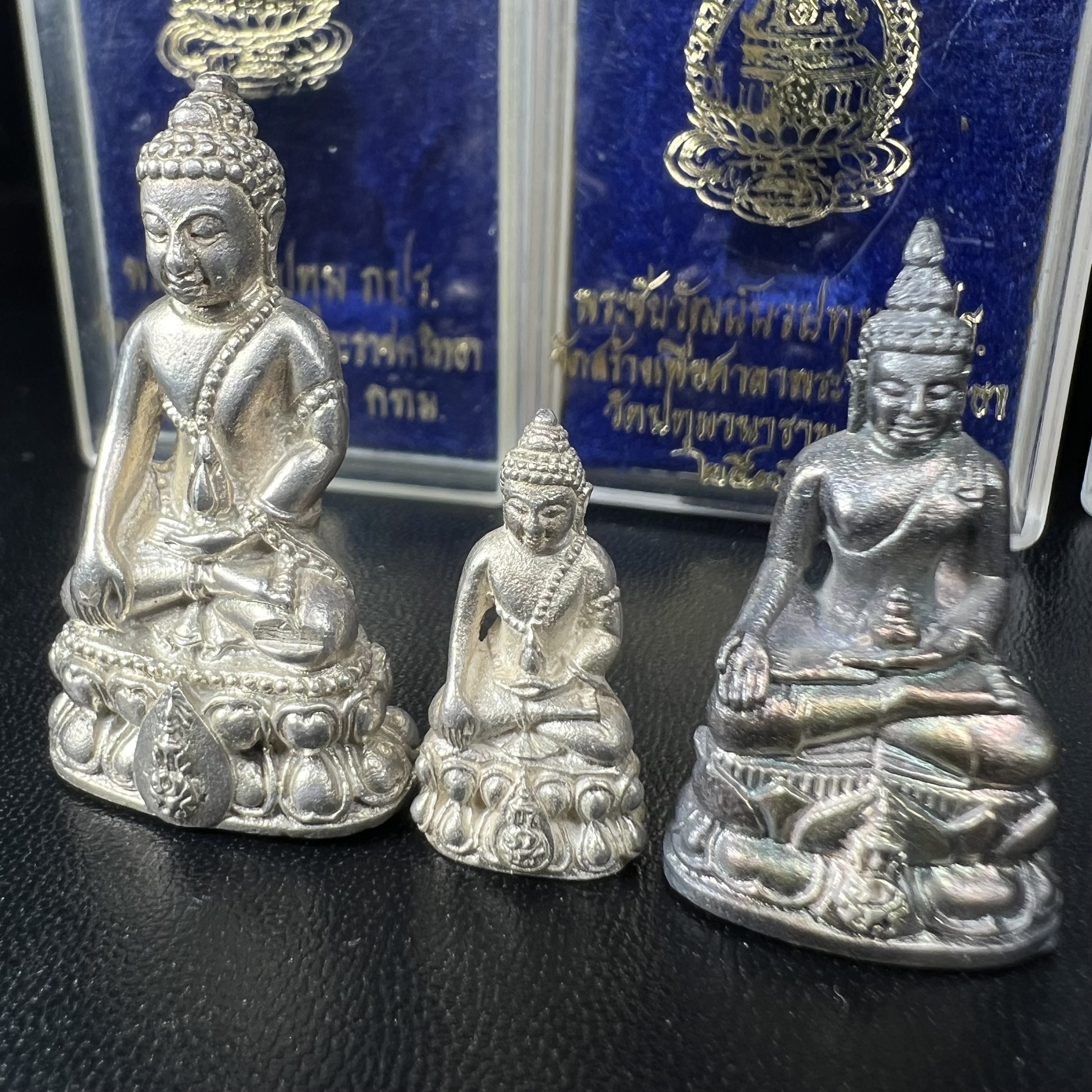 พระกริ่งนวปทุม ภปร.-พระชัยวัฒน์นวปทุม ภปร.-พระกริ่งไพรีพินาศ ภปร. รุ่นแรก วัดปทุมวนาราม ครบชุดเนื้อเงิน ปี2535(ในหลวงรัชกาลที่9เสด็จเททอง)(1ใน3000องค์)หายาก***เก็บทีเดียวครบชุดไปเลยรุ่นนี้ แนะนำ....ตอนนี้หายากแล้ว***