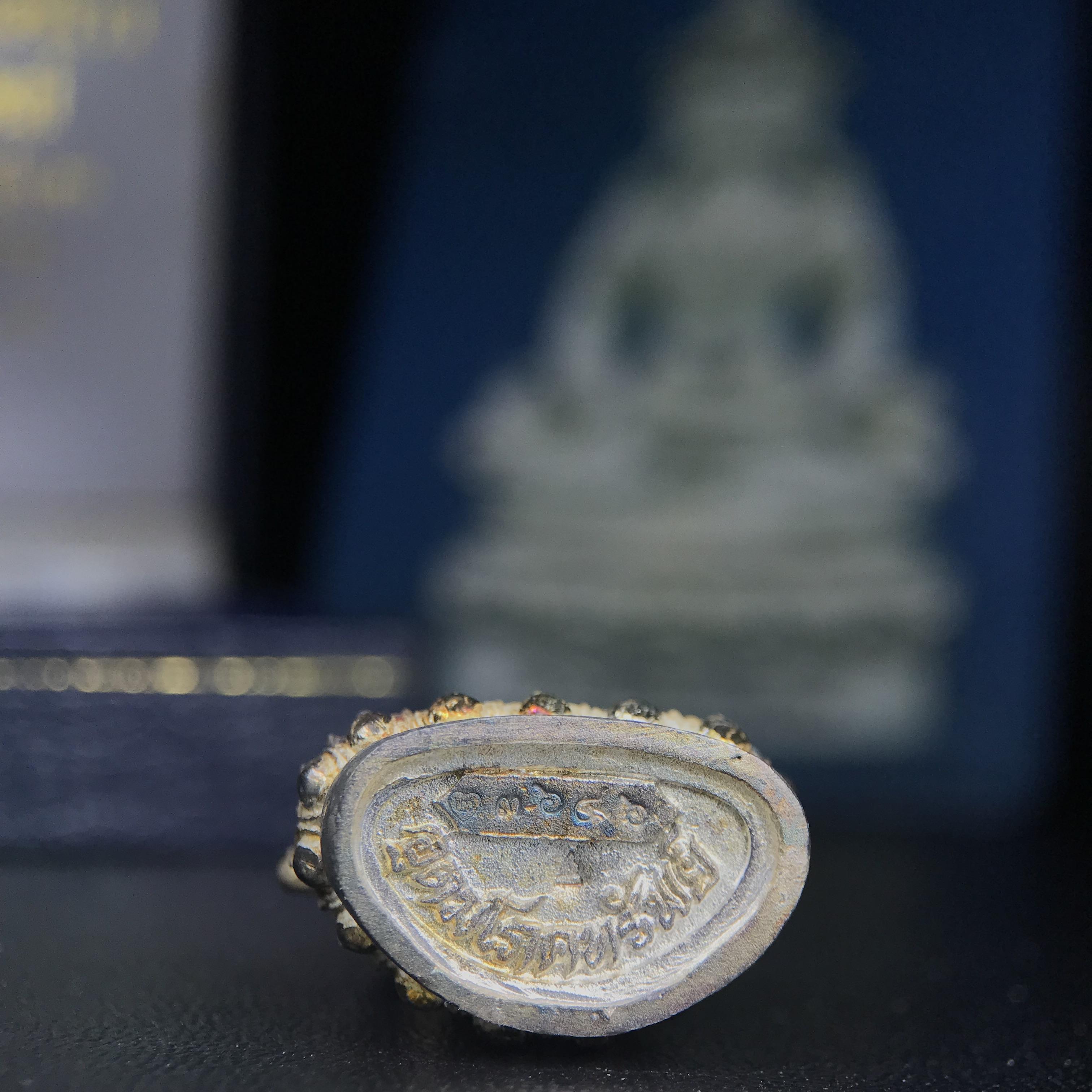 พระกริ่งอวโลกิเตศวร ( เจ้าแม่กวนอิม ) วัดโพธิ์แมนคุณาราม รุ่นอุดมโภคทรัพย์ พ.ศ.2539 เนื้อเงินพ่นทราย(ผิวเดิม ขึ้นสีรุ้งธรรมชาติ แบบนิยม เสน่ห์ของพระเนื้อเงิน) (พร้อมกล่องบรรจุการ์ดใบรับรองเดิมครบ)(อีกหนึ่งรุ่นยอดนิยม พุทธศิลป์สวยงดงาม)หายาก 1 ใน 5000 องค์