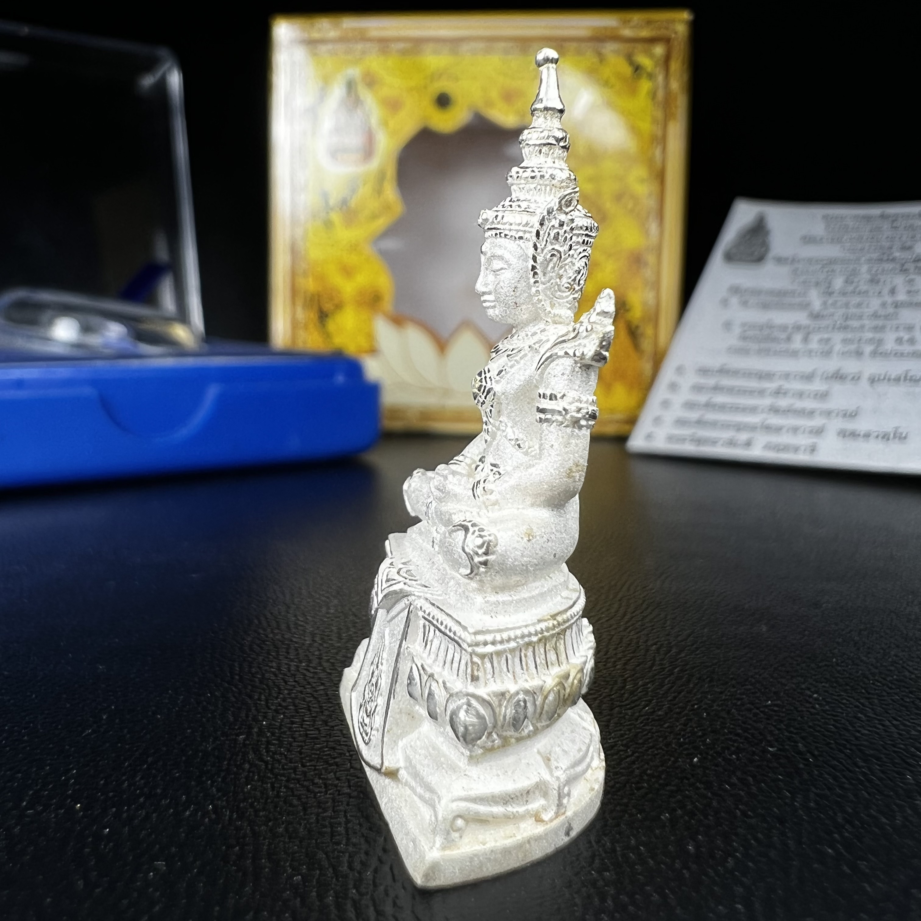 พระแก้วมรกต(จำลอง)ลอยองค์ ขนาดหน้าตัก 1/2 นิ้ว ทรงเครื่องฤดูร้อน เนื้อเงิน ตราสัญลักษณ์ฉลองสิริราชสมบัติ ครบ 60 ปี พ.ศ.2549(สภาพสวย ครบ สมบูรณ์))
