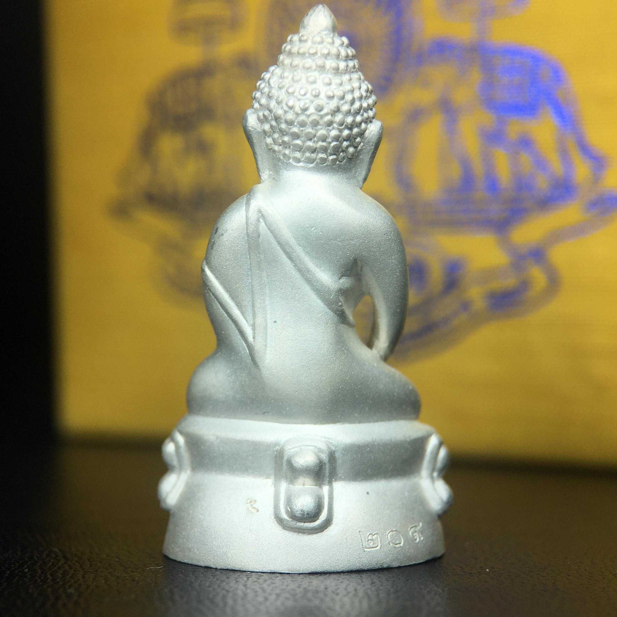 พระกริ่งสมเด็จญาณ วัดบวรนิเวศวิหาร เนื้อเงินบริสุทธิ์ 92.5% ตรากาญจนาภิเษกทองคำ(เนื้อทองคำแท้) พระราชทานแจกเมื่อ 3 ตุลาคม 2538 จัดสร้างในวโรกาส สมเด็จพระญาณสังวร สมเด็จพระสังฆราช ฉลองพระชนมายุครบ 82 พรรษา และฉลองครองราชสมบัติครบ 50 ปี รัชกาลที่ 9(หายาก)