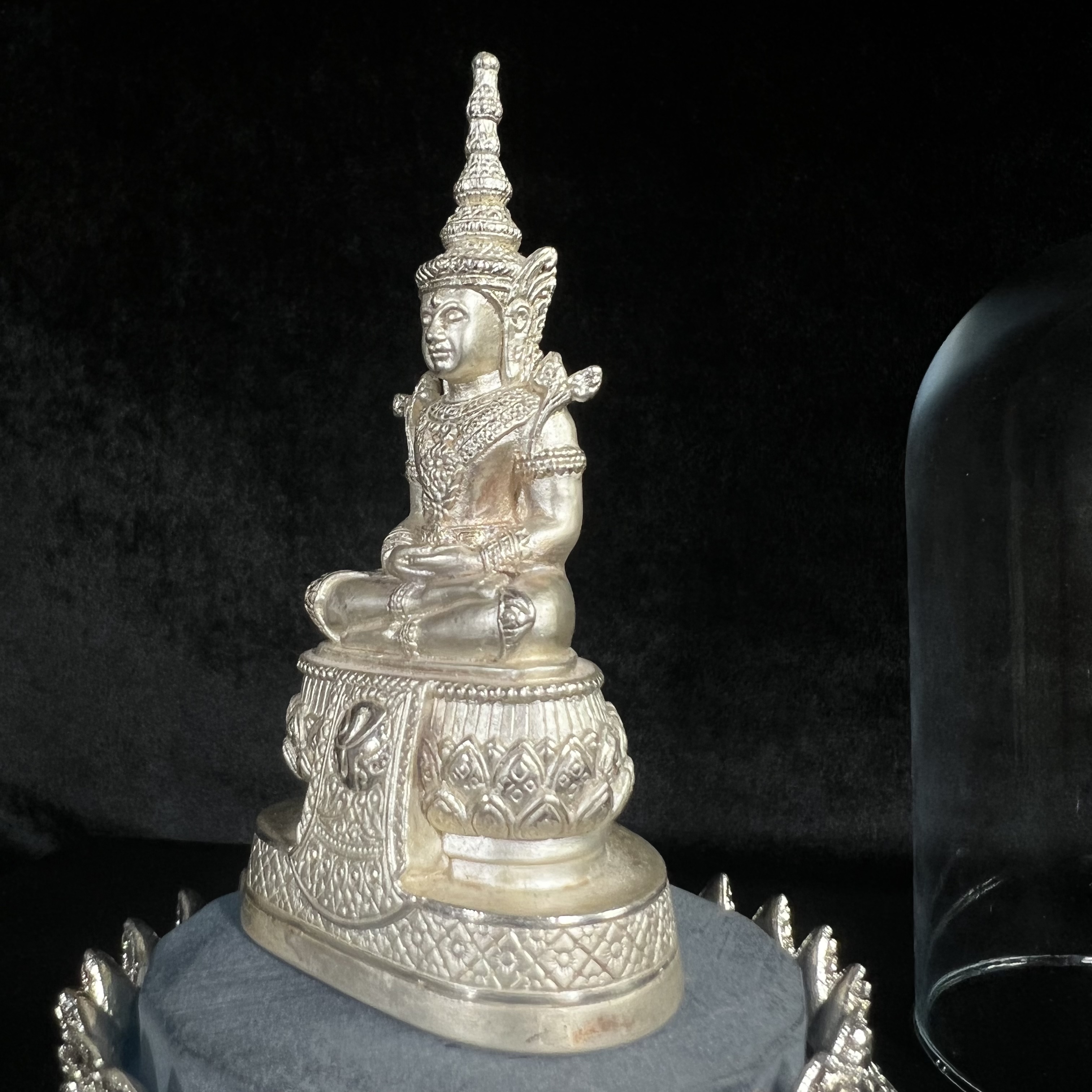 พระแก้วมรกต ภปร.(รุ่นแรก) ปี2545 รุ่นฉลองกรุงรัตนโกสินทร์ครบ 220 ปี หล่อลอยองค์ เนื้อเงินบริสุทธิ์99.9% ขนาดบูชา 50*90 มม. พร้อมฐานวางครอบแก้วเดิม(สวยงามและหายากมาก)(1ใน3000องค์)