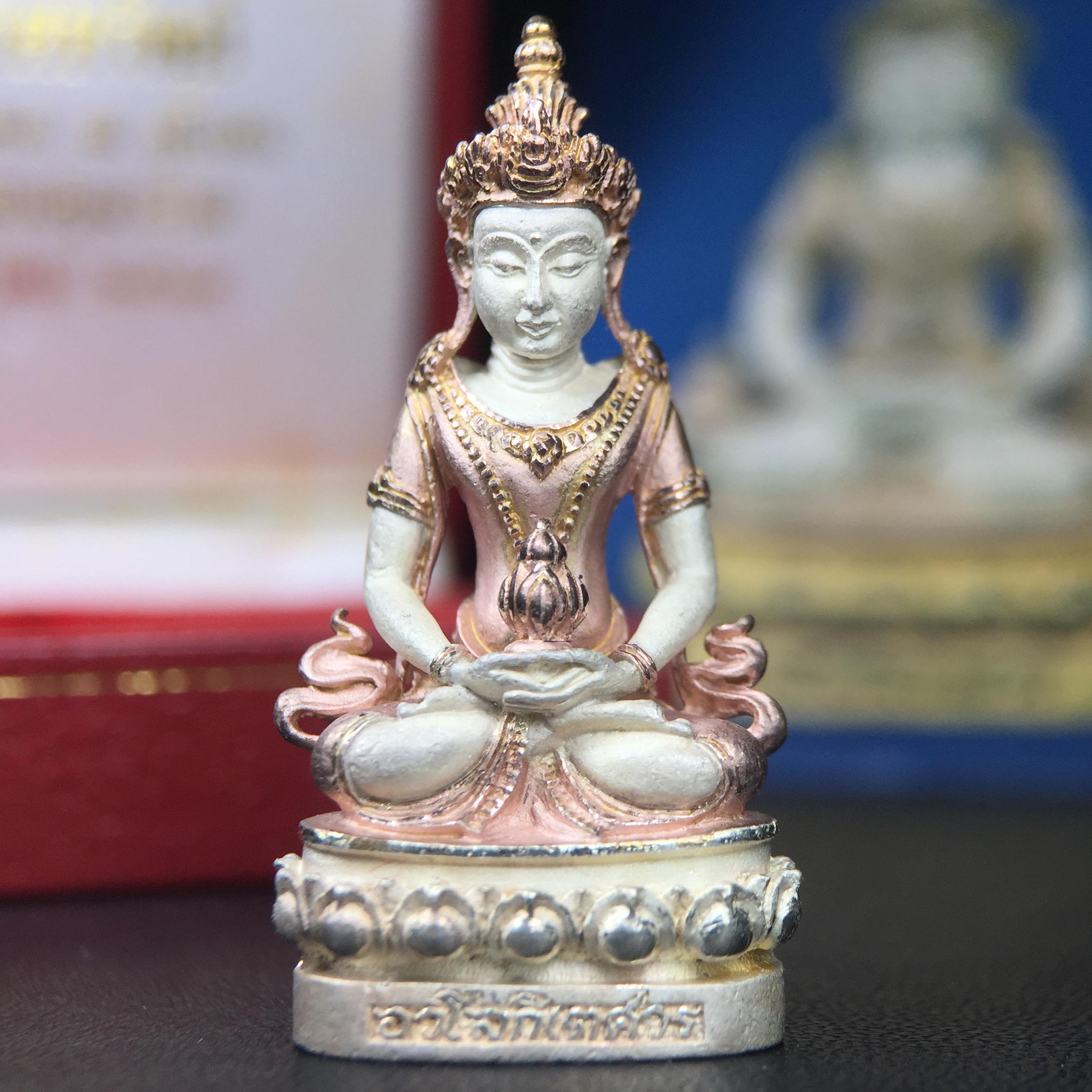 พระกริ่งอวโลกิเตศวร ( เจ้าแม่กวนอิม ) วัดโพธิ์แมนคุณาราม เนื้อเงิน 3 กษัตริย์ พ่นทราย รุ่นอุดมโภคทรัพย์ พ.ศ.2539(พร้อมกล่องบรรจุการ์ดใบรับรองเดิมครบ) (อีกหนึ่งรุ่นยอดนิยม พุทธศิลป์สวยงดงาม)