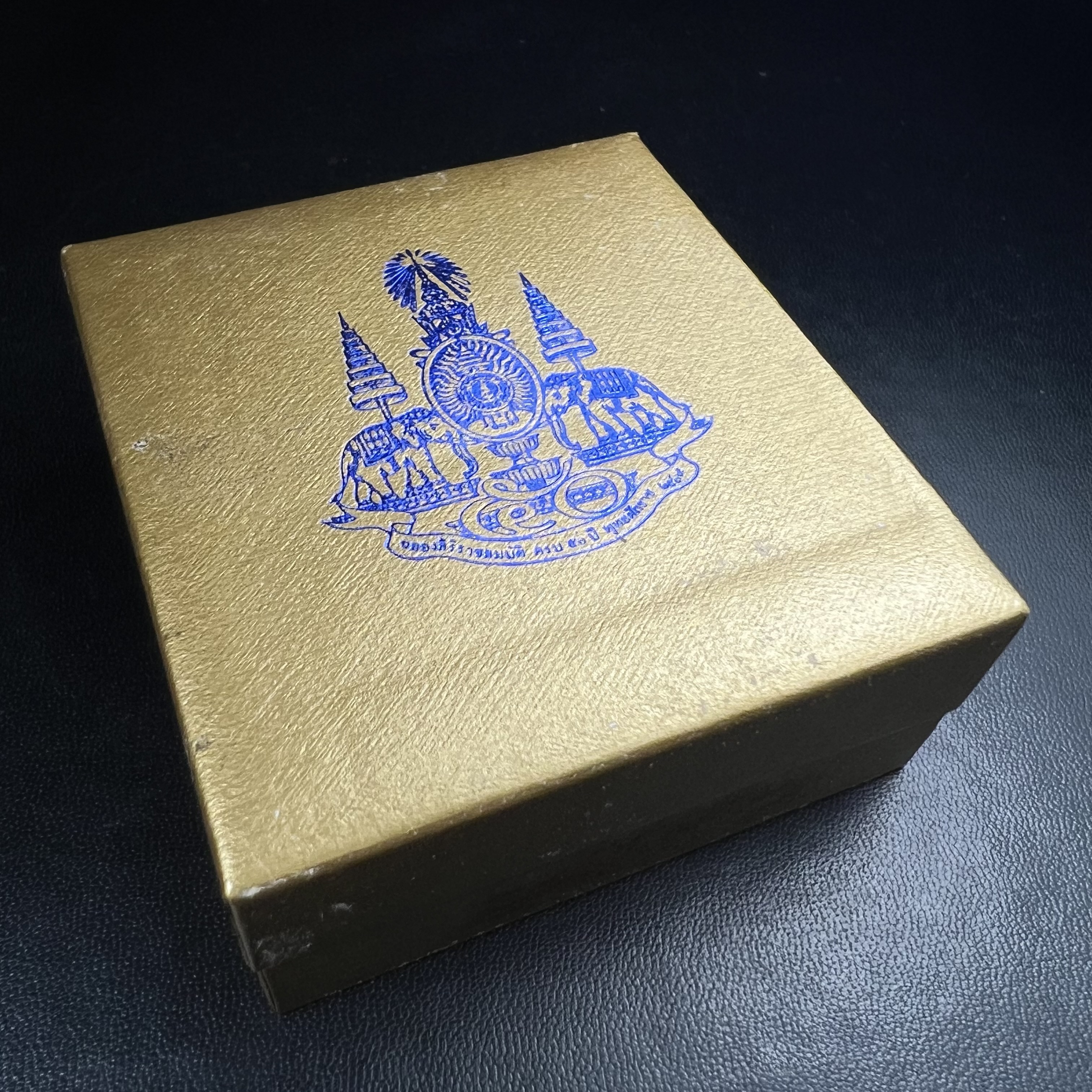 พระกริ่งพระพุทธนวราชบพิตร ตรากาญจนาภิเษกครองสิริราชสมบัติครบ 50 ปี รัชกาลที่ 9 ปี 2540 เนื้อทอง93(หายากพบเจอน้อยมาก) ขนาดสูง 3.2 ซม. พุทธศิลป์สวยงดงามและพิธีใหญ่วัดพระแก้ว(พุทธนวราชบพิตร นิมิตรหมายแห่งความสามัคคี ด้วยไมตรีแห่งองค์พระภูมิพล)