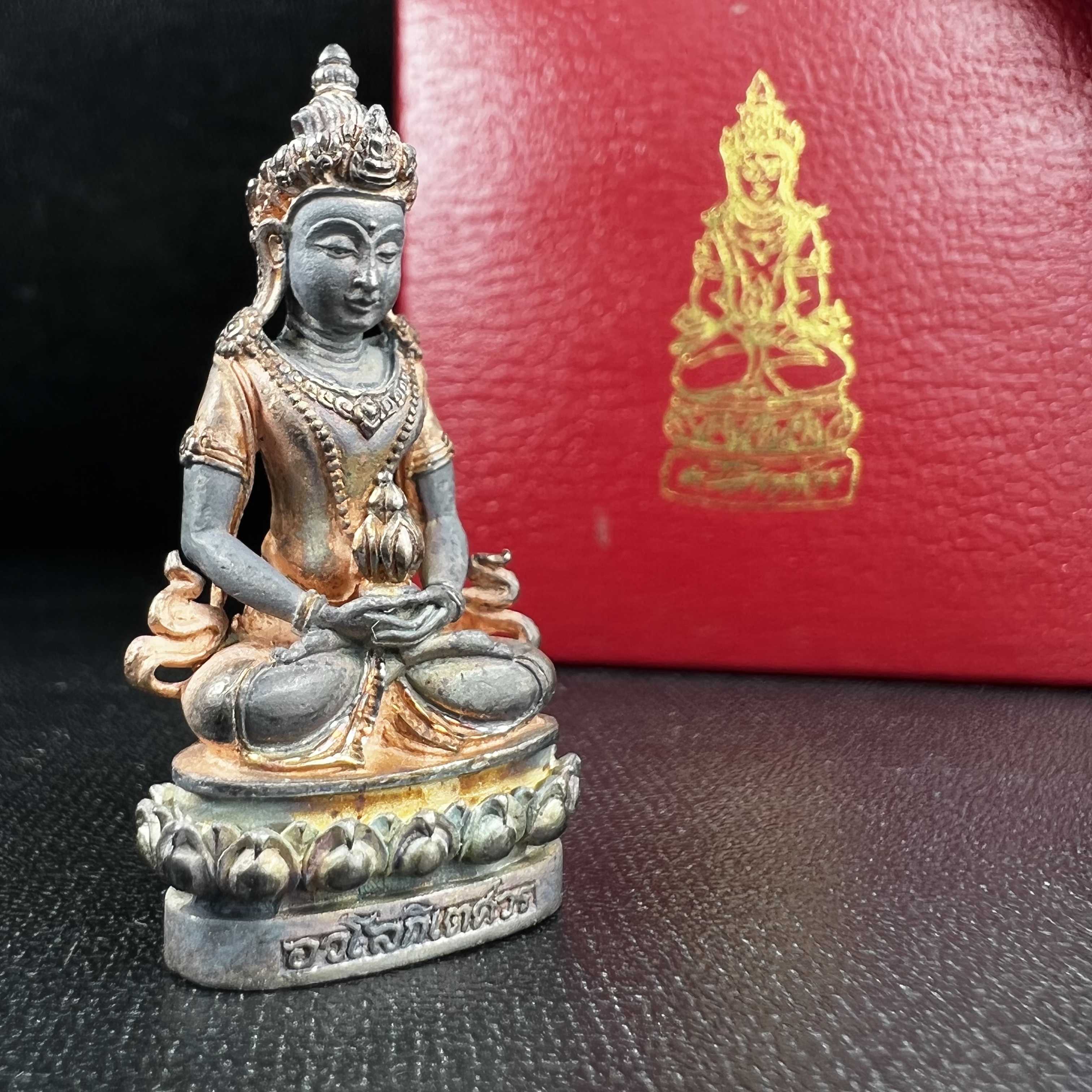 พระกริ่งอวโลกิเตศวร ( เจ้าแม่กวนอิม ) วัดโพธิ์แมนคุณาราม เนื้อเงิน 3 กษัตริย์ พ่นทราย(ผิวเดิม ขึ้นสีรุ้งธรรมชาติ แบบนิยม เสน่ห์ของพระเนื้อเงิน) รุ่นอุดมโภคทรัพย์ พ.ศ.2539(อีกหนึ่งรุ่นยอดนิยม พุทธศิลป์สวยงดงาม)