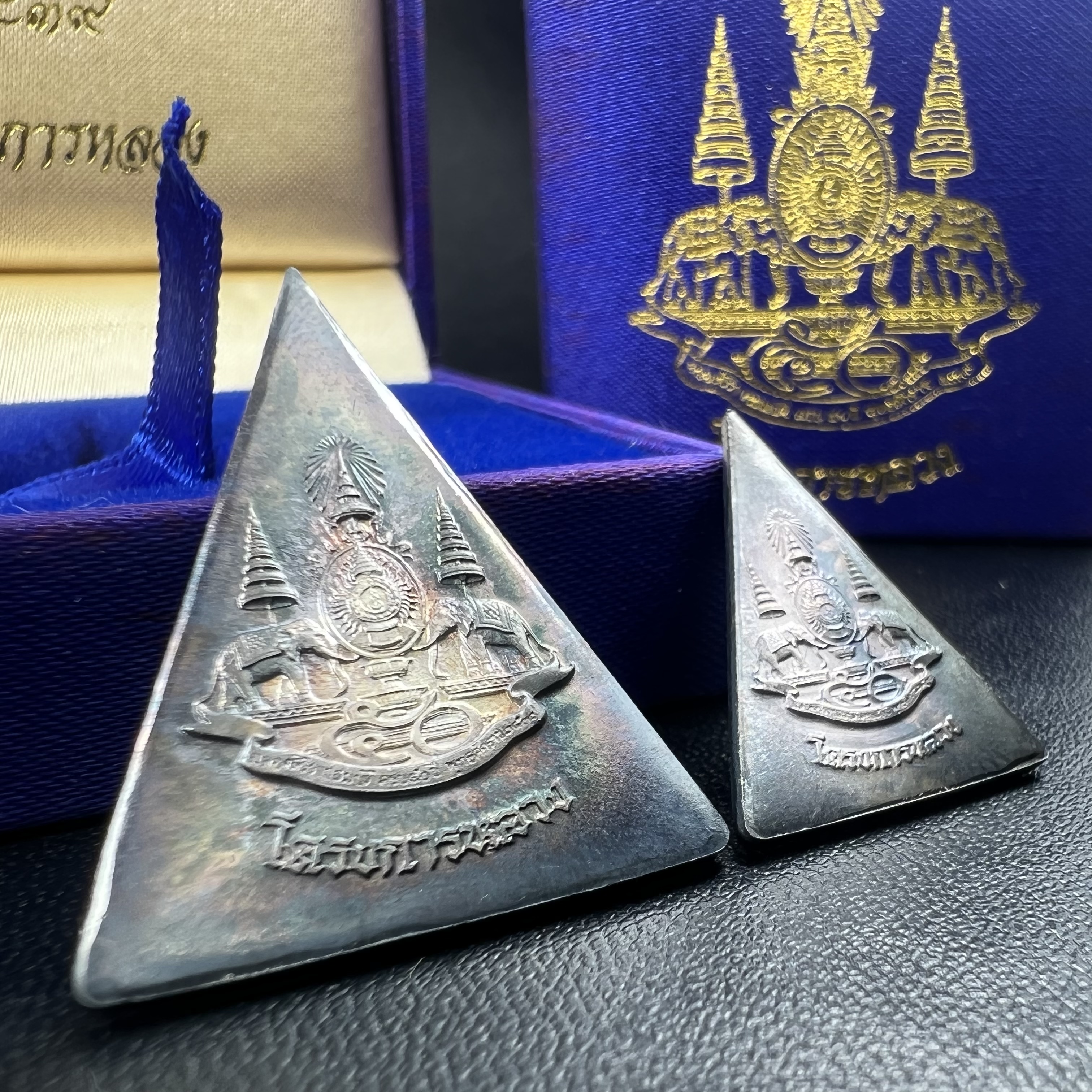 พระพุทธนวราชบพิตร พระพิมพ์จิตรลดา โครงการหลวง ปี2539 (พิมพ์ใหญ่+พิมพ์เล็ก) เนื้อเงินผิวเดิมขึ้นสีรุ่ง สวย แบบนิยมพร้อมกล่องบรรจุเดิม พิธีใหญ่ ปลุกเสกวัดพระแก้ว(1ชุด 2 องค์)