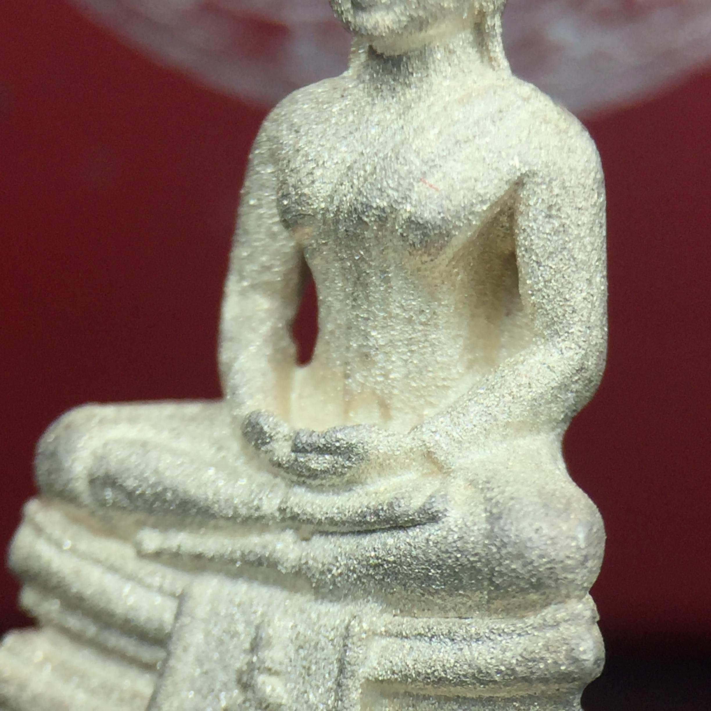 พระพุทธโสธร รุ่นประวติศาสตร์ 80 ปี กรมตำรวจ ปี 2538 เนื้อเงินประกายเพชร(เงินพ่นทราย)พิมพ์ใหญ่ 3.2 ซม. พร้อมกล่องบรรจุเดิม(พระดีพิธีใหญ่ รุ่นยอดนิยม)