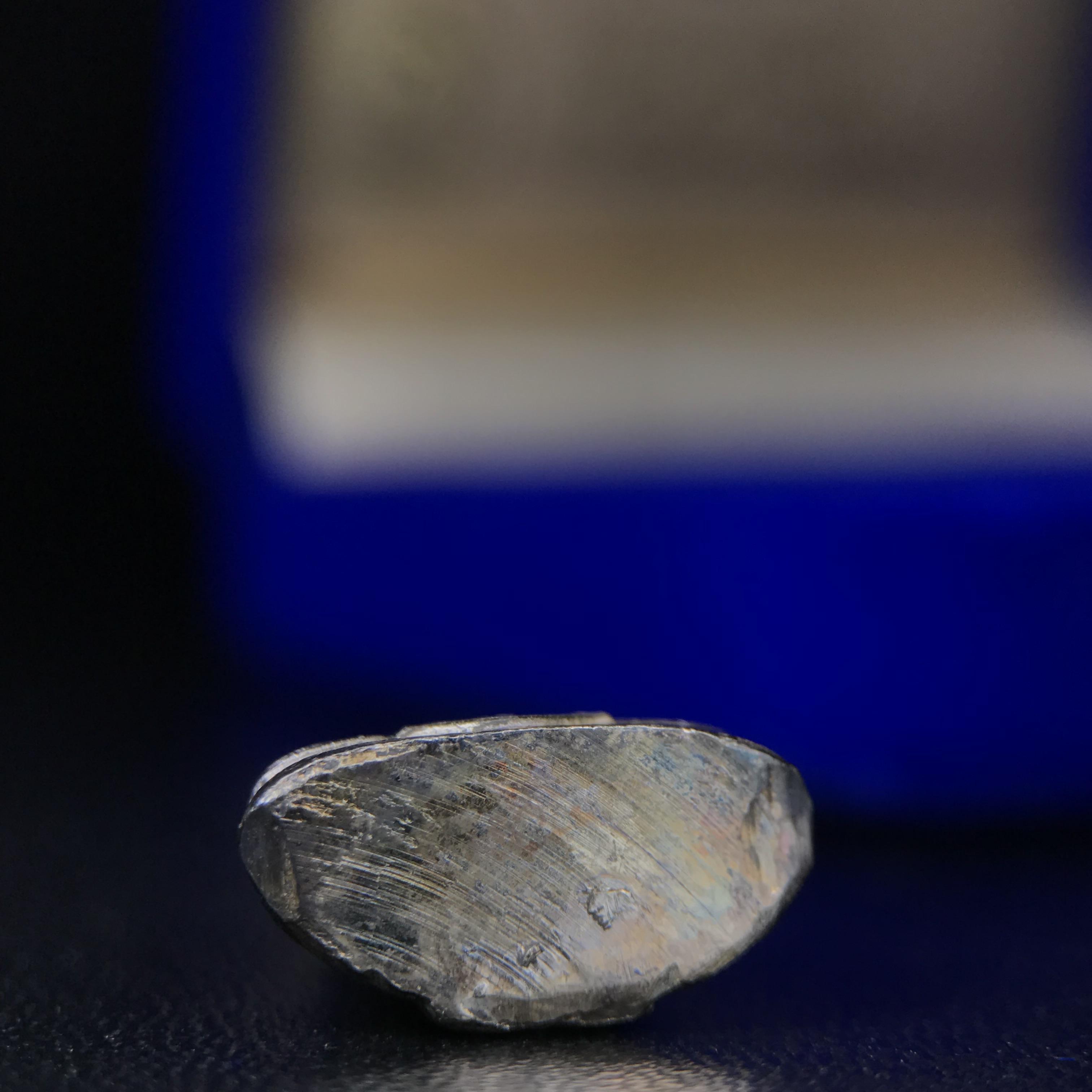 พระกริ่งหลวงพ่อโสธร ภปร. รุ่นกาญจนาภิเษก จัดสร้างในมงคลวโรกาสที่พระบาทสมเด็จพระเจ้าอยู่หัวรัชกาลที่9 เสด็จเถลิงถวัลย์สิริราชสมบัติ ครบ 50 ปี ในพุทธศักราช 2539 เนื้อเงิน(ผิวเดิมสวย)(พิธีใหญ่เข้มขลัง)1 ใน 9950 องค์