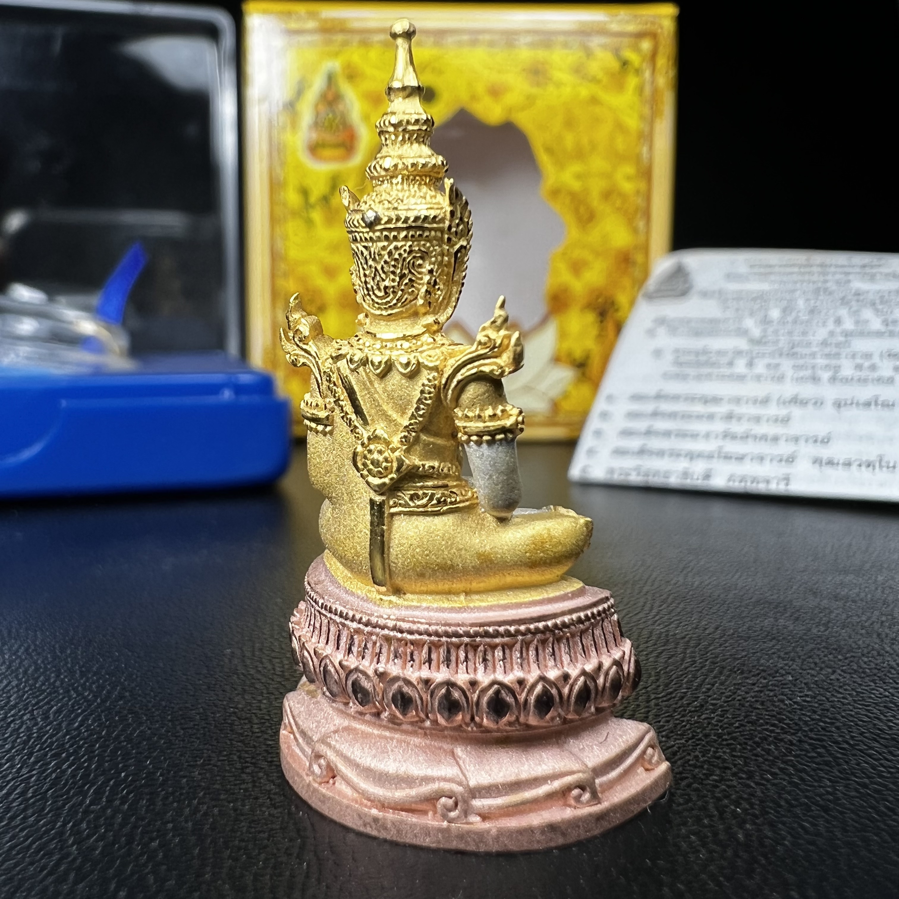 พระแก้วมรกต(จำลอง)ลอยองค์ ขนาดหน้าตัก 1/2 นิ้ว ทรงเครื่องฤดูร้อน เนื้อเงินสามกษัตริย์ ตราสัญลักษณ์ฉลองสิริราชสมบัติ ครบ 60 ปี พ.ศ.2549(สภาพสวย ครบ สมบูรณ์)