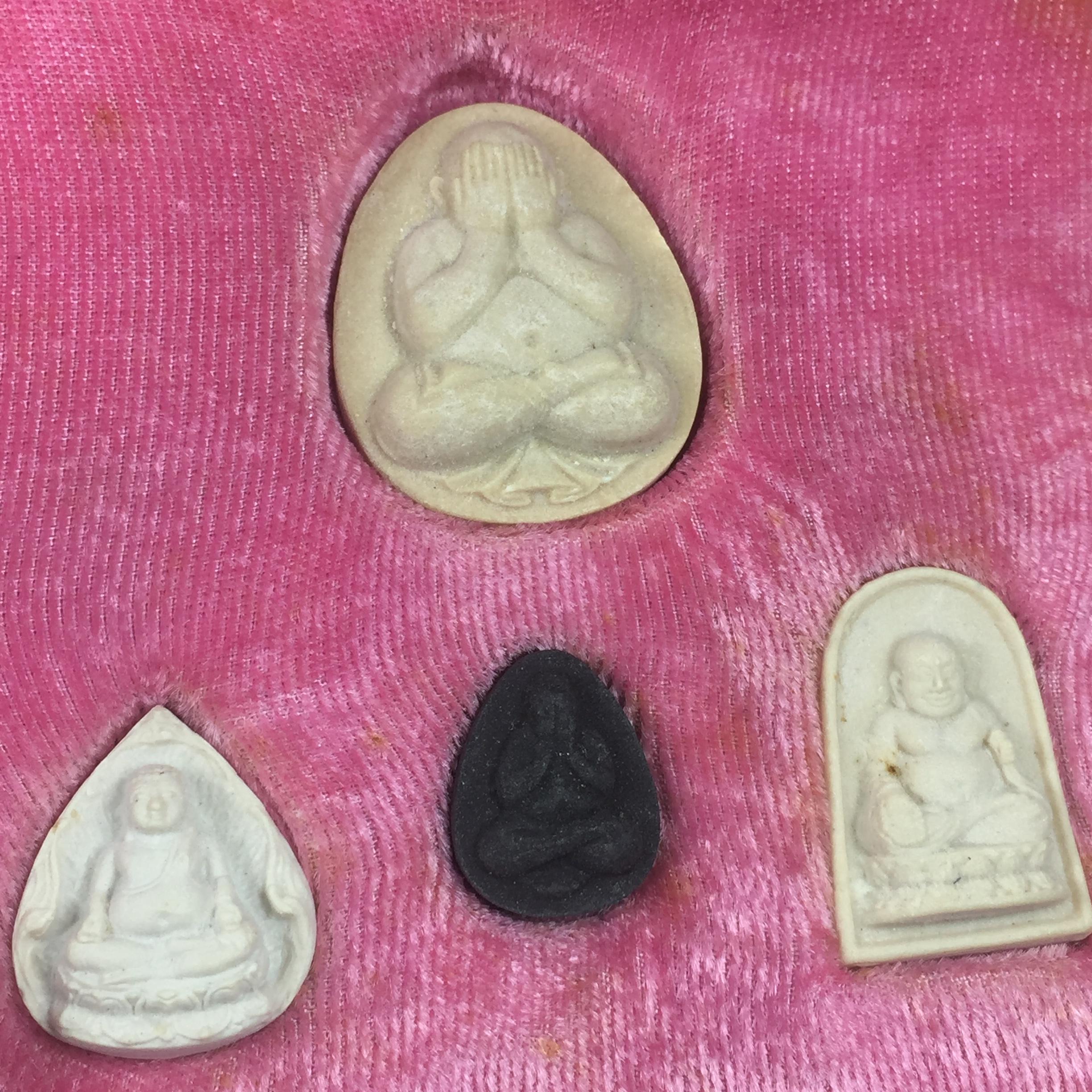 พระปิดตา รุ่นแรก ชุดกรรมการ ชุดมงคลการบำเพ็ญกุศลอายุครบ 6 รอบ(72 พรรษา) สมเด็จพระญาณสังวร วัดบวรนิเวศวิหาร วันที่ 2-3 ตุลาคม 2528 (1ชุดประกอบด้วยพระเนื้อผง 4 รายการ)ชุดกรรมการพร้อมกล่องบรรจุเดิมครบสมบูรณ์(หายาก)