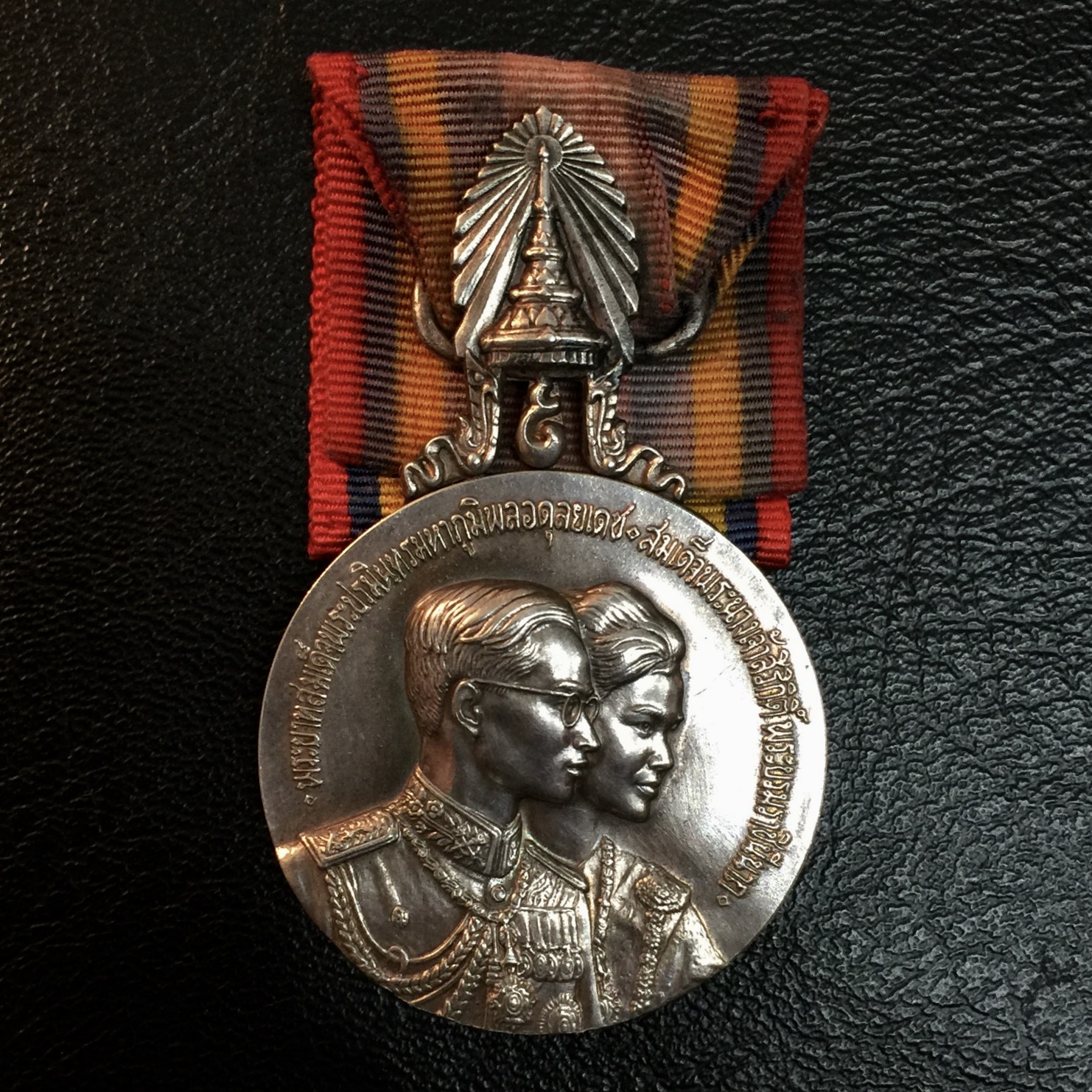 เหรียญที่ระลึกประดับแพรแถบ เหรียญที่ระลึกในการเสด็จพระราชดำเนินเยือนสหรัฐอเมริกาและทวีปยุโรป พิมพ์ใหญ่เนื้อเงิน(แบบบุรุษ)