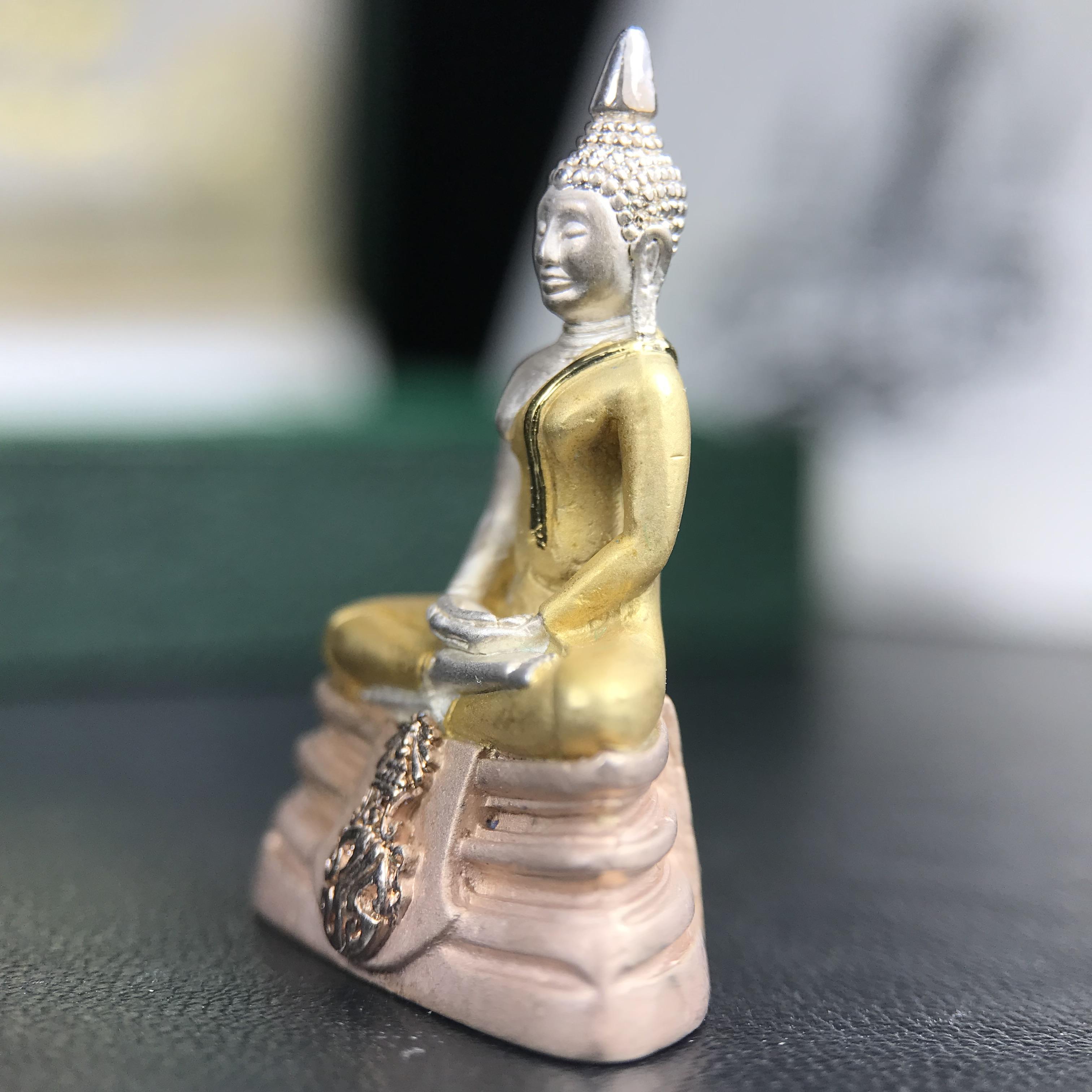 พระพุทธโสธร ภปร. รุ่นย้อนยุค สร้างพระอุโบสถ สมาคมชาวฉะเชิงเทรา จัดสร้าง ปี 2539 วโรกาสครองสิริราชสมบัติครบ 50 ปี เนื้อเงินชุบสามกษัตริย์ทรายนวลขัดเงาบางส่วน(สภาพผิวเดิม เก่าเก็บอย่าดี สวยมาก แบบนี้หายาก) พร้อมกล่องบรรจุและใบรับรองเดิมครบสมบูรณ์