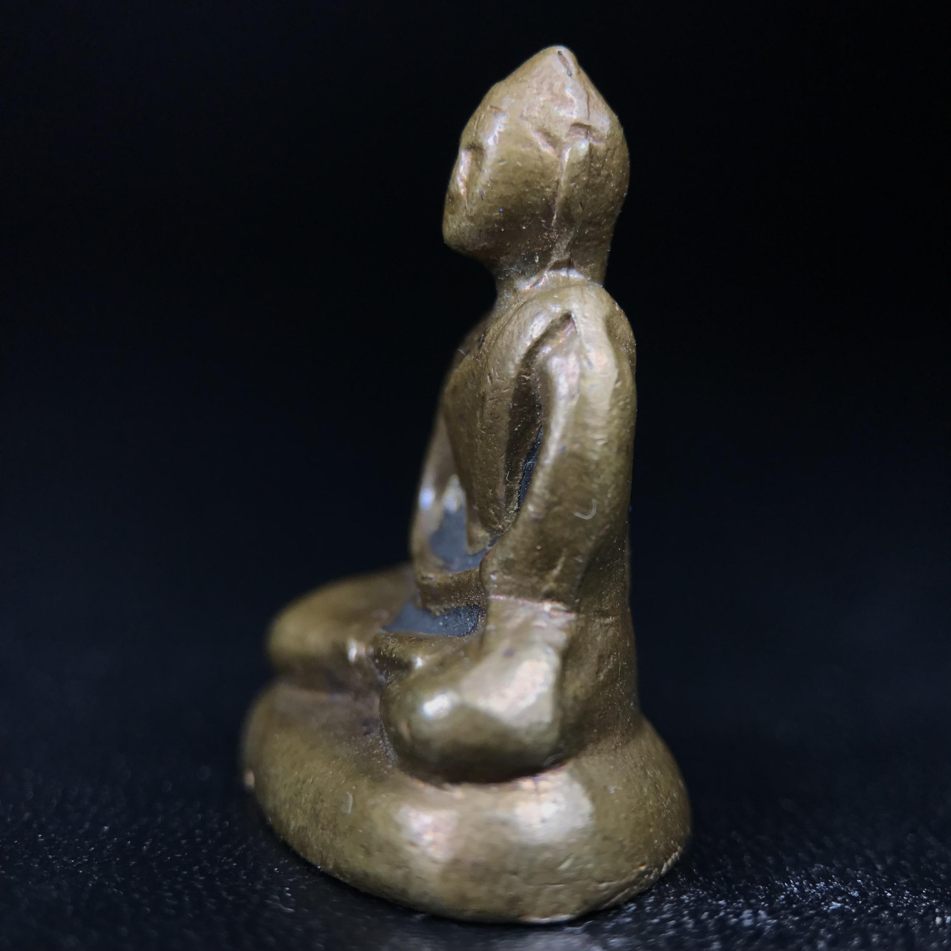 พระกริ่งฝีพระหัตถ์สมเด็จย่า ขนาดห้อยบูชาขนาดเล็ก จัดสร้างขึ้นเนื่องในวาระครบ 6 รอบ เมื่อวันที่21 ตุลาคม พ.ศ.2515(ในหลวงรัชกาลที่ 9 เสด็จพระราชดำเนินทรงเททอง)ปลุกเสกยิ่งใหญ่ เกจิ 108 รูป ร่วมปลุกเสก คัดสภาพสวยแบบนี้พบเจอน้อยมาก หมายเลขต้นๆหลักร้อย หายากมาก