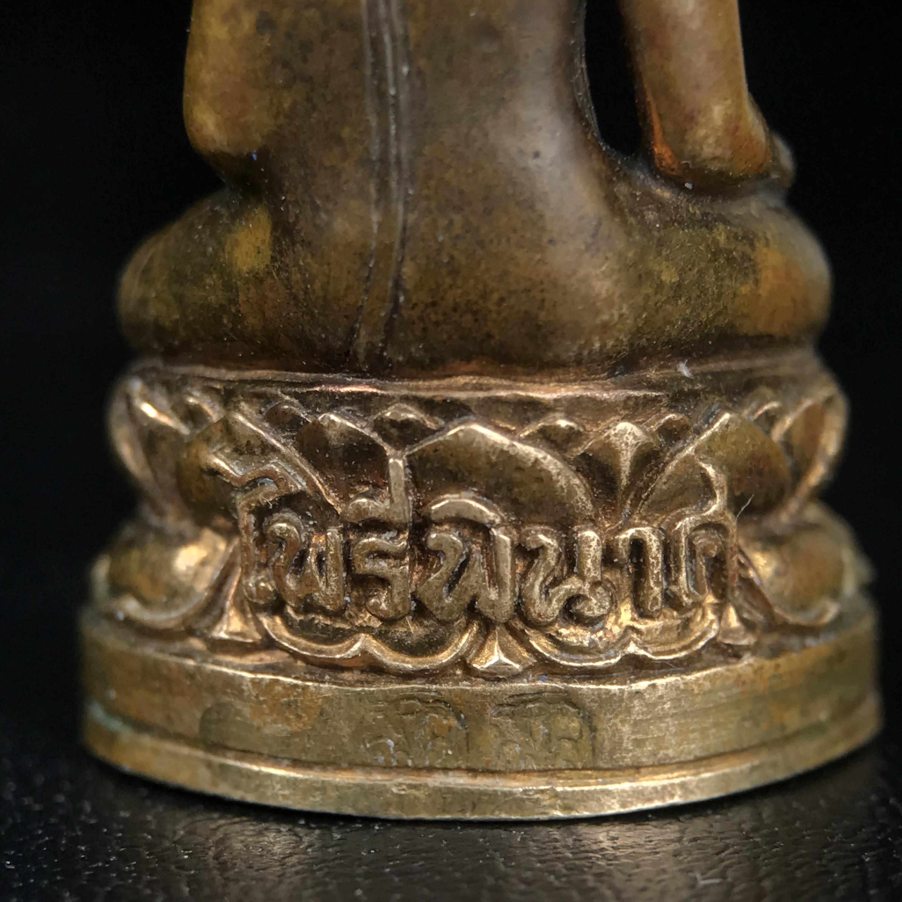 พระกริ่งไพรีพินาศ บรรจุเหล็กไหล ครั้งแรกและครั้งเดียวในประวัติศาสตร์ เฉลิมพระเกียรติ พระบาทสมเด็จพระเจ้าอยู่หัวรัชกาลที่9 พระชนมพรรษา 6 รอบ ปี2542 เนื้อสัมฤทธิ์(บรรจุเหล็กไหล)ดีนอก-ดีใน พิธีใหญ่ มวลสารเด่น(พิเศษกรรมการ ตอก 2 โค๊ต หมายเลข ๒๒๑๘)หายาก