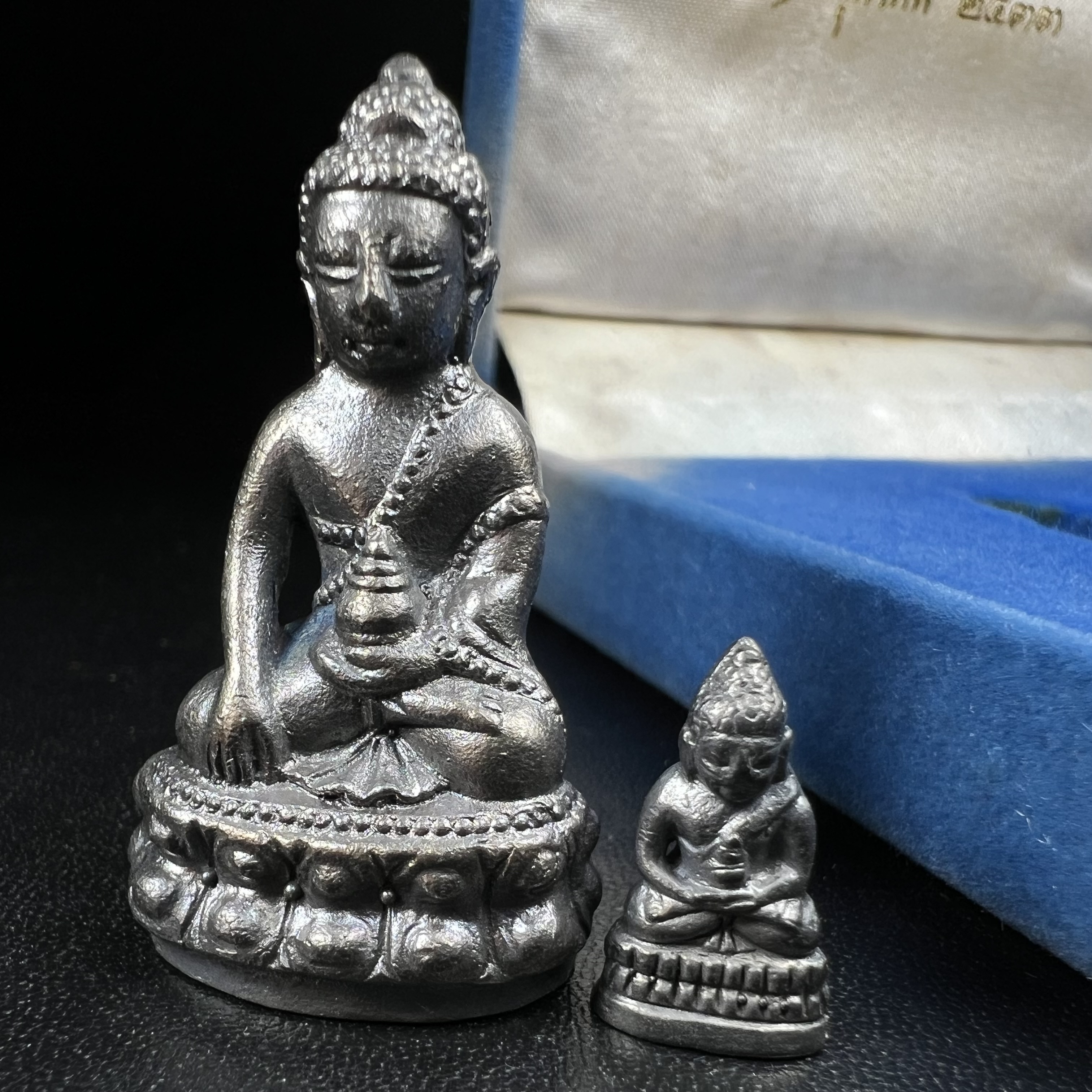 พระกริ่ง-พระชัยวัฒน์ สว. 90 พรรษาสมเด็จย่า ปี2533 เนื้อนวโลหะ(ผสมทองคำเยอะมากรุ่นนี้)(ในหลวงรัชกาลที่9เสด็จในพิธี)(หล่อแบบโบราณอุดมวลสาร 108 แบบฉบับพระกริ่งใหญ่สายวัดสุทัศน์ พระสังฆราช(แพ))(1 ใน 3000 ชุด) หายาก