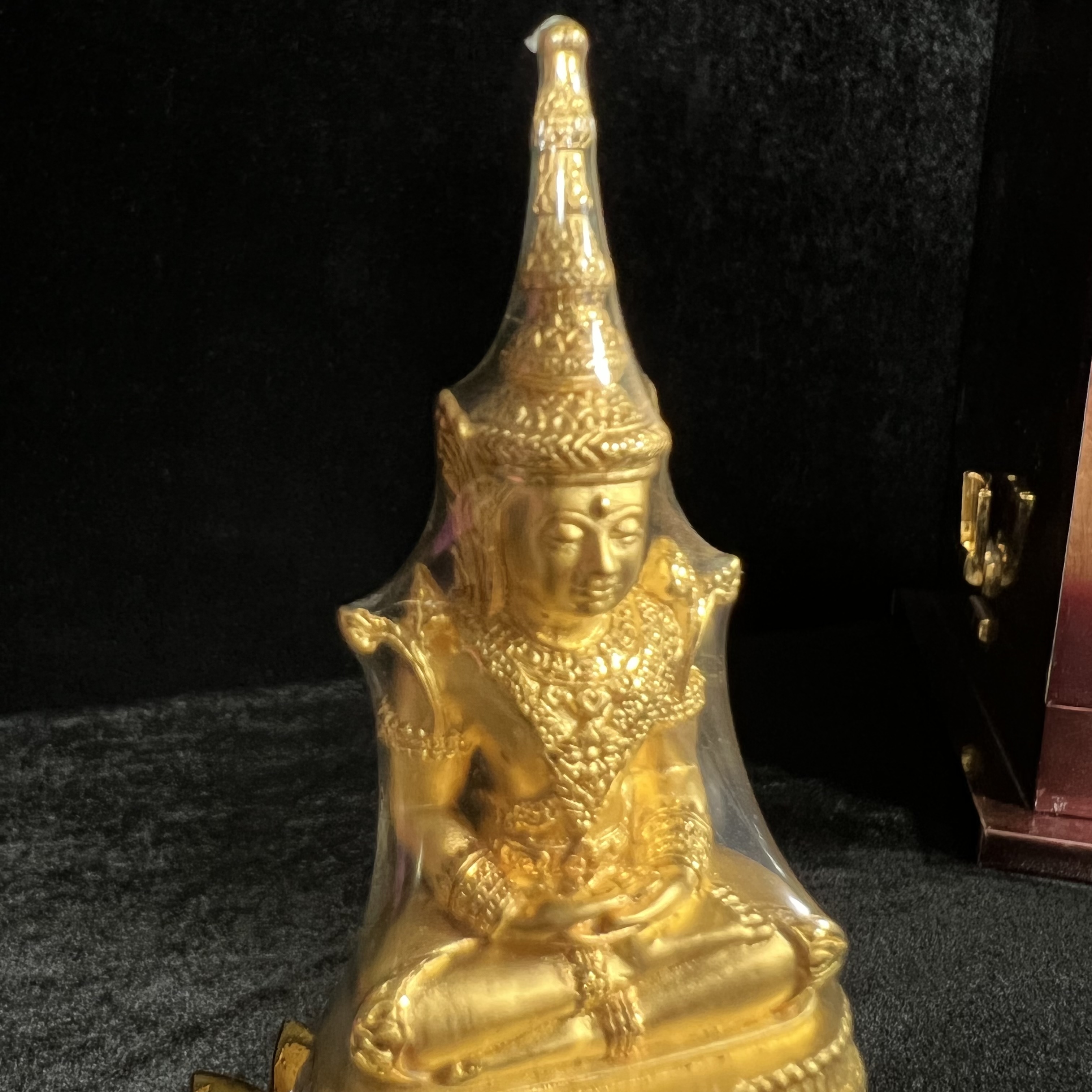 พระแก้วมรกต ภปร.(รุ่นแรก) ปี2545 รุ่นฉลองกรุงรัตนโกสินทร์ครบ 220 ปี หล่อลอยองค์ เนื้อทองคำบริสุทธิ์99.99% ขนาดบูชา 50*90 มม. พร้อมฐานวางครอบแก้วเดิมกล่องบรรจุเดิมครบสมบูรณ์(สวยงามและหายากมาก)(1ใน1000องค์)