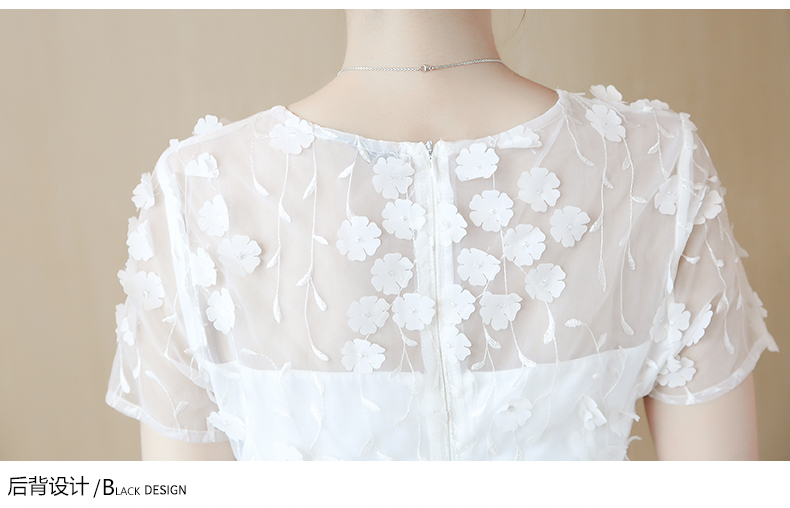 ชุดเดรสสั้นสีขาวผ้าแก้วปักลายใบไม้ ตกแต่งดอกไม้สีขาวสวยๆ