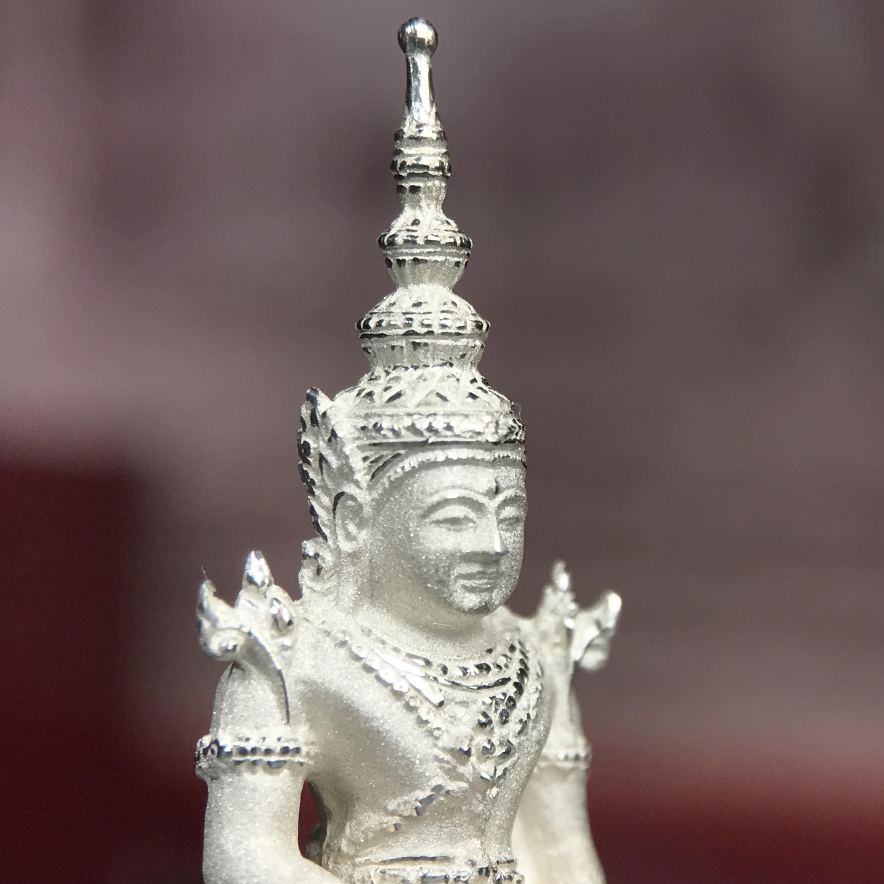 พระแก้วมรกต ภปร.(รุ่นแรก) ปี2545 จัดสร้างในมหาวโรกาส พระบาทสมเด็จพระเจ้าอยู่หัวรัชกาลที่ 9 ครบรอบ 75 พรรษา และฉลองกรุงรัตนโกสินทร์ครบ 220 ปี พิมพ์ลอยองค์ใหญ่ เนื้อเงินบริสุทธิ์ 92.5% ขนาด 19*35 มม. พร้อมกล่องบรรจุเดิม สวยครบสมบูรณ์(องค์หมายเลขคู่สวย ๔๔๗๗)