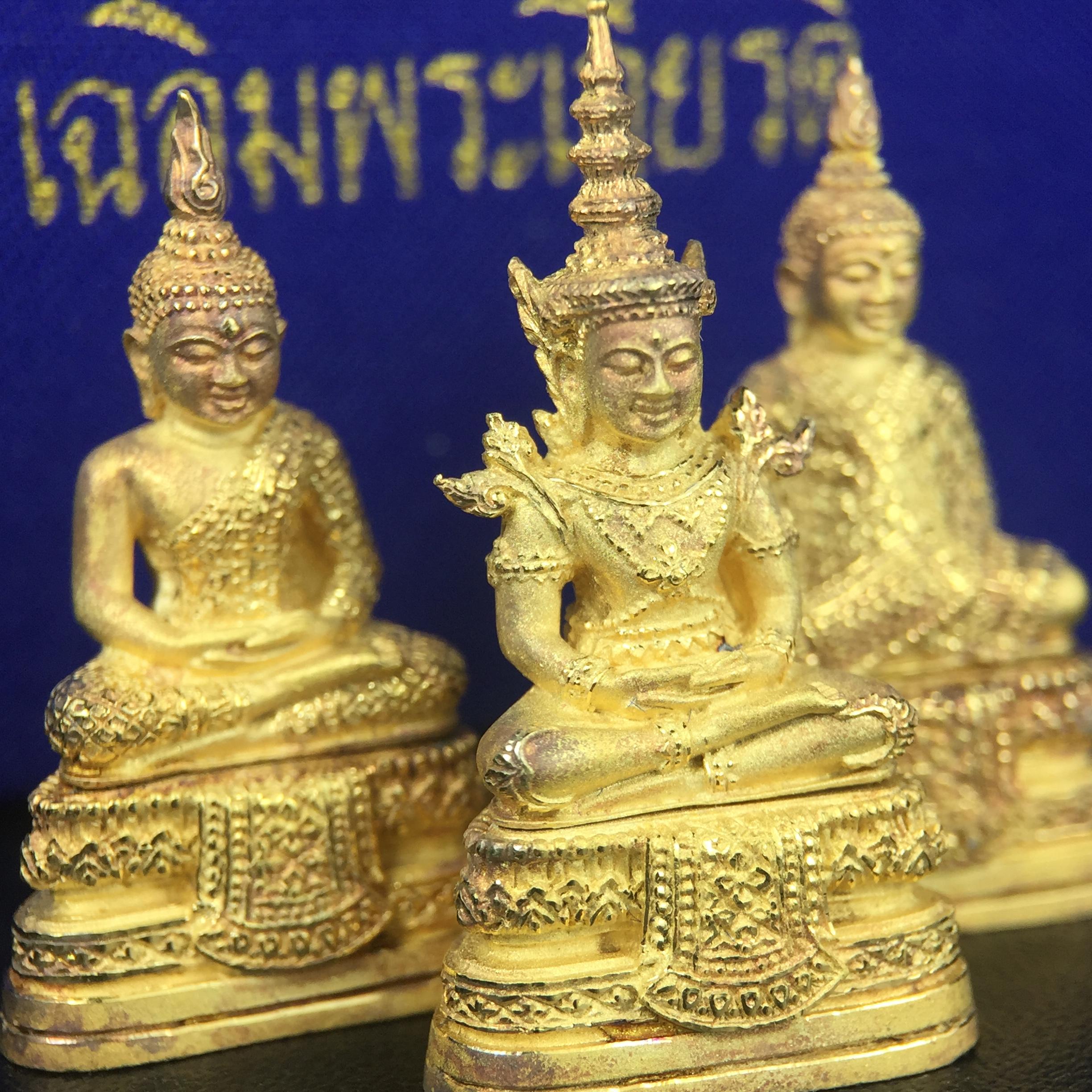 พระพุทธมหามณีรัตนปฎิมากร(พระแก้วมรกต)รุ่น เฉลิมพระเกียรติ วัดพระศรีรัตนศาสดารามราม(วัดพระแก้ว) ปี2543 เนื้อเงินชุบทองพ่นทรายขัดเงาบางส่วน พิมพ์ใหญ่ลอยองค์ ชุด 3 ฤดู ตอกโค๊ตหมายเลขเดียวกันทั้ง3องค์ ชุดหมายเลข( ช147)สภาพผิวสวยดุจทองคำกล่องบรรจุเดิมครบ