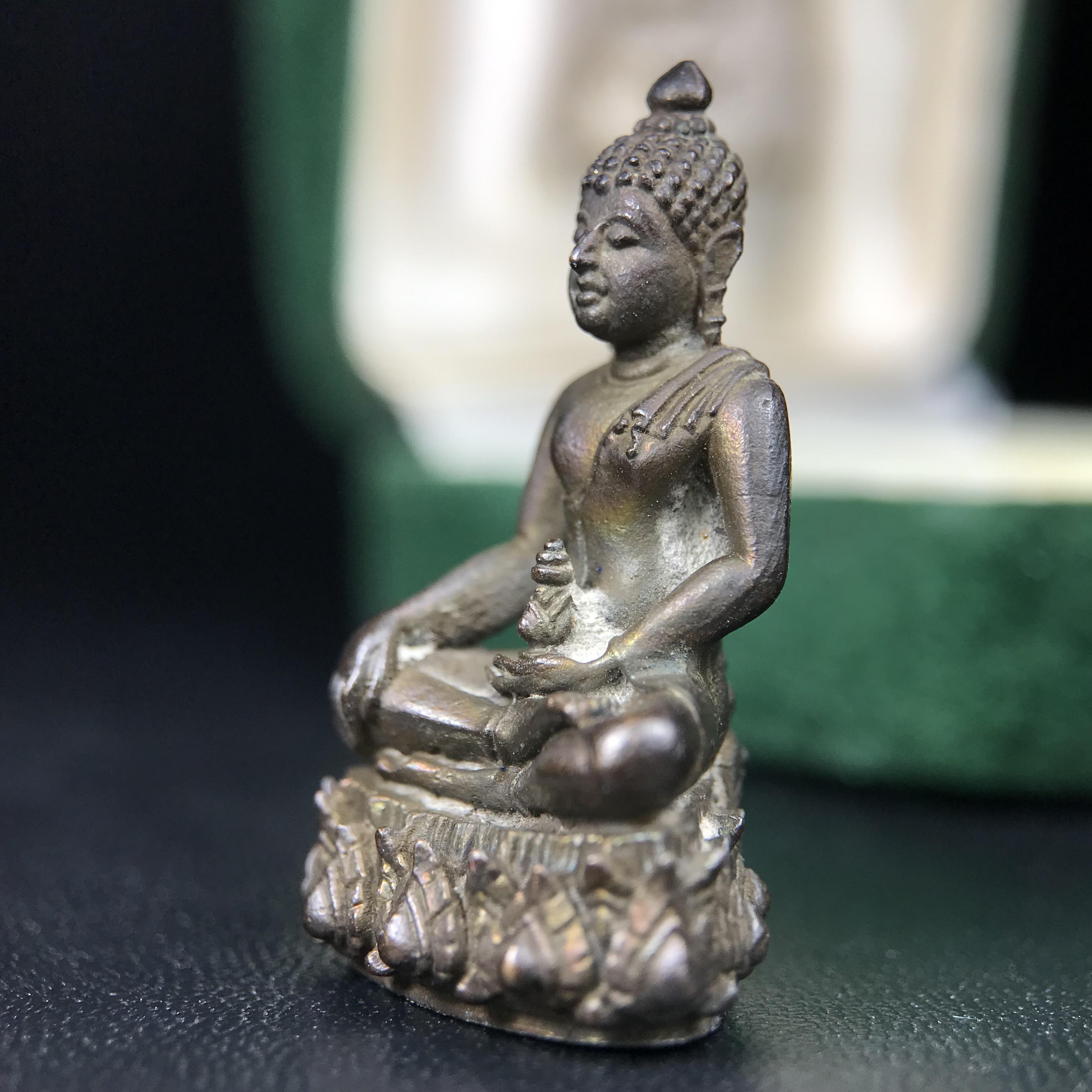 พระกริ่งวาสนา(รุ่นแรก) 80 พรรษา สมเด็จพระสังฆราช (วาสน์) วัดราชบพิธฯ ปี2521 เนื้อนวโลหะ(ตอกโค๊ตพระปิดตา) โดยมีหลวงปู่โต๊ะ วัดประดู่ฉิมพลีร่วมปลุกเสก พร้อมกล่องบรรจุเดิม(รุ่นแรก คอตั้งตรงได้สัดส่วน หายาก)