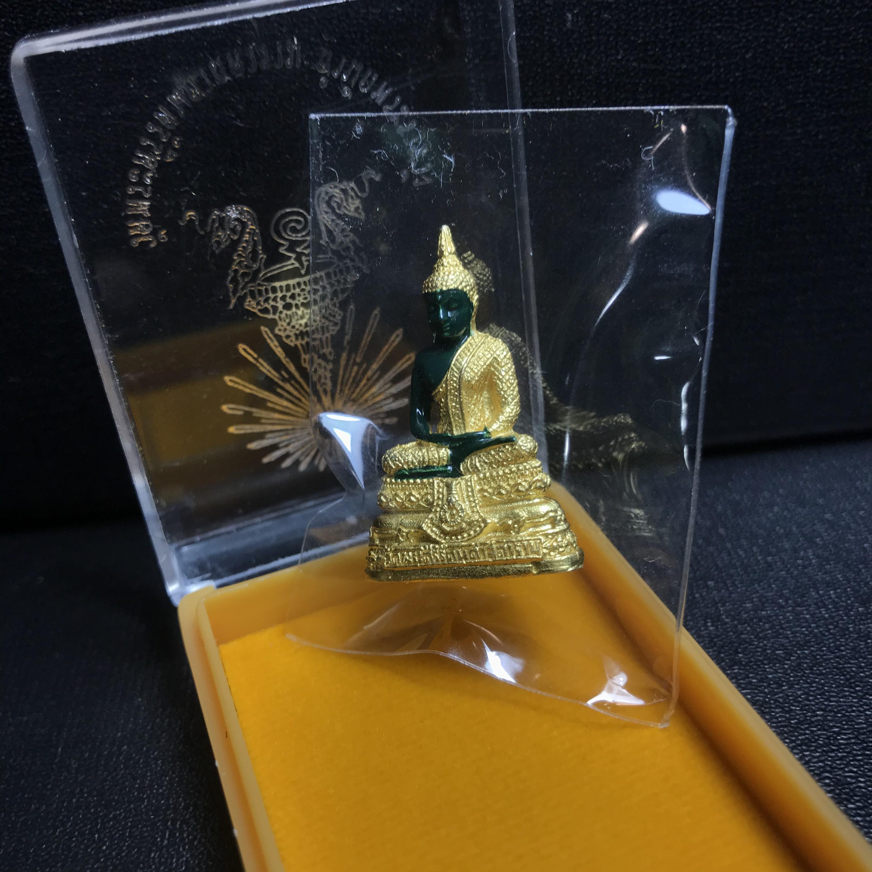 พระพุทธมหามณีรัตนปฏิมากร(พระแก้วมรกต) วัดพระศรีรัตนศาสดาราม สำนักพระราชวัง จัดสร้าง ฤดูฝน(บรรจุมวลสารใต้ฐาน)