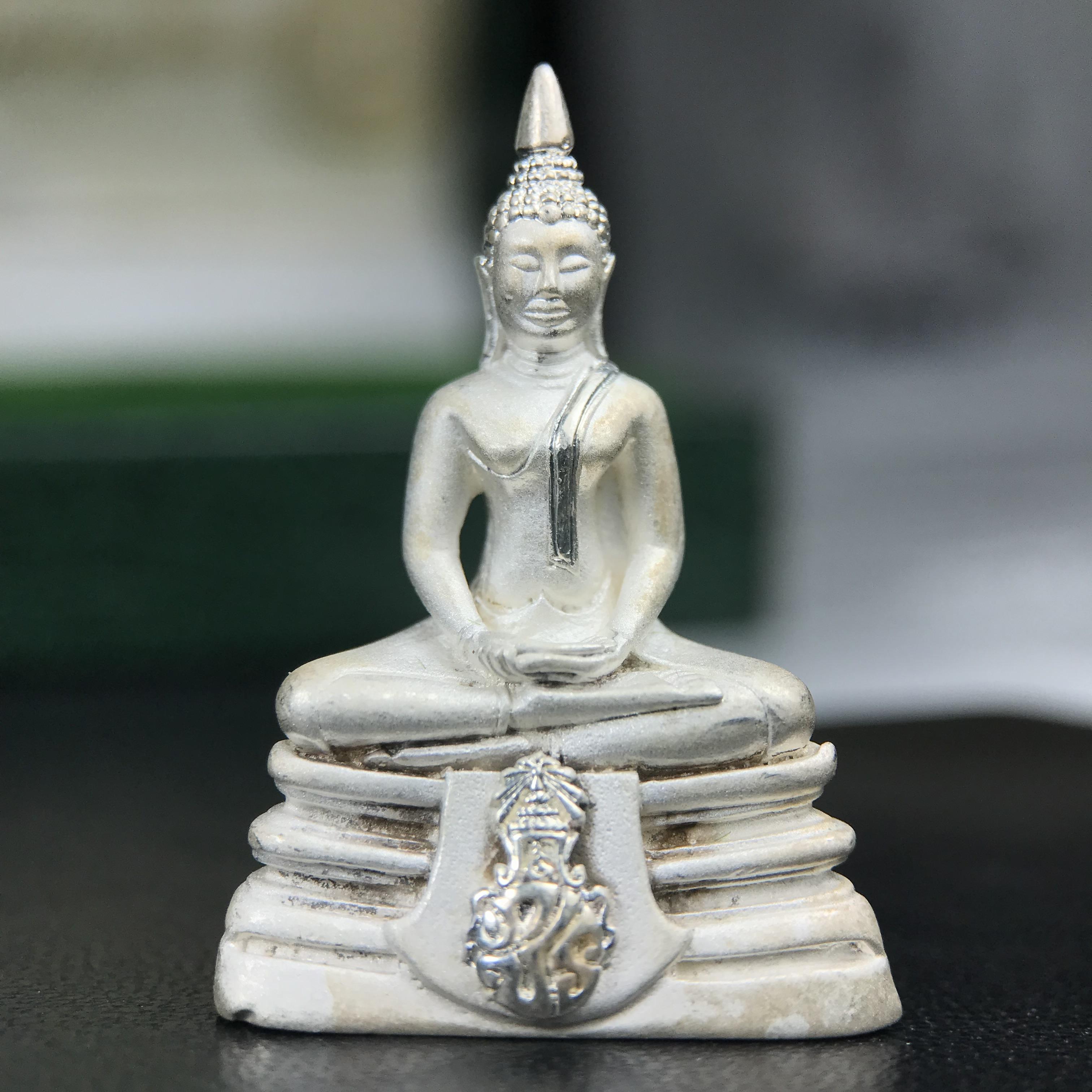 พระพุทธโสธร ภปร. รุ่นย้อนยุค สร้างพระอุโบสถ สมาคมชาวฉะเชิงเทรา จัดสร้าง ปี 2539 วโรกาสครองสิริราชสมบัติครบ 50 ปี เนื้อเงินทรายนวลขัดเงาบางส่วน พร้อมกล่องบรรจุและใบรับรองเดิม