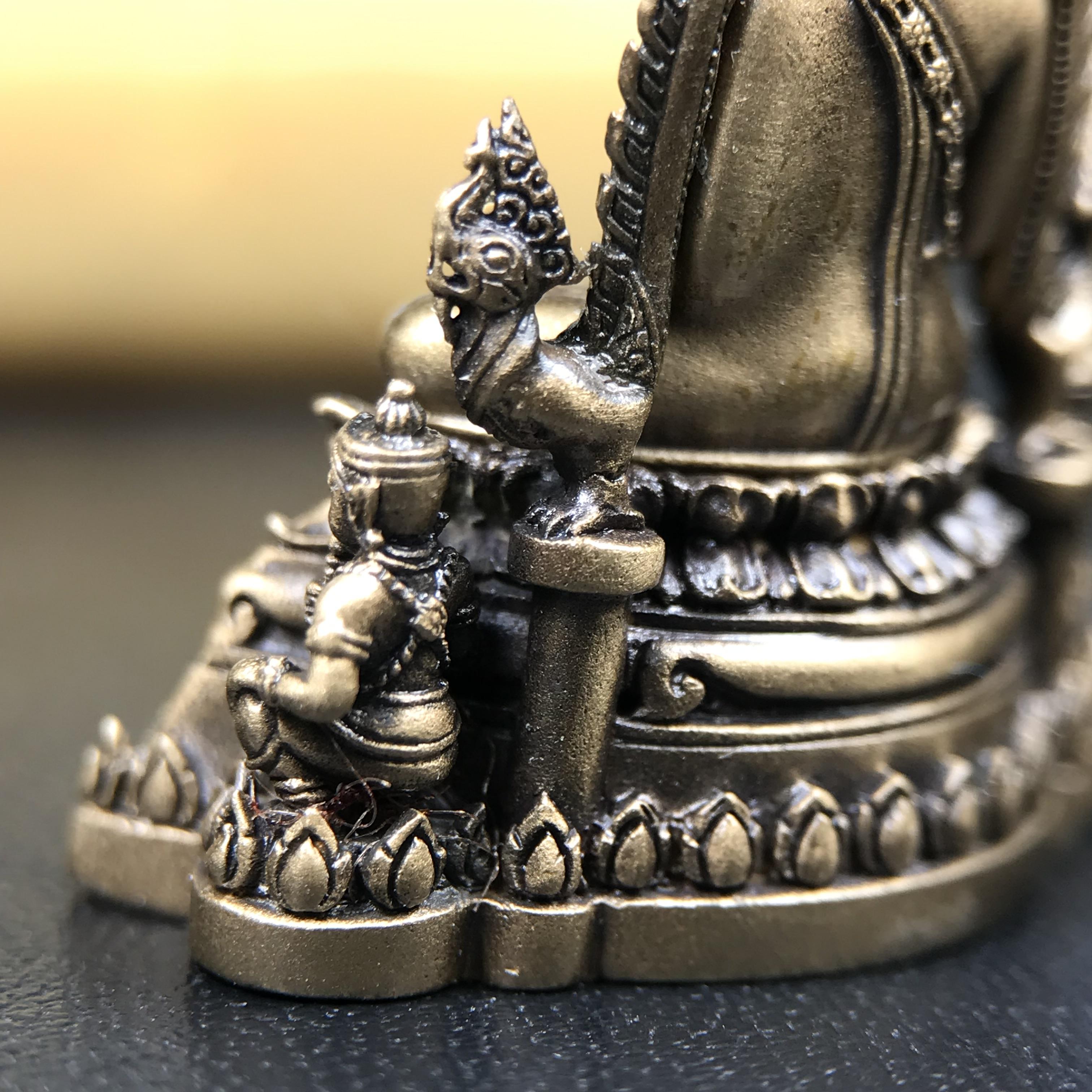 พระพุทธชินราช ภปร. 84 พรรษา ปี 2554 เนื้อบรอนซ์รมดำซาติน พิมพ์กลางขนาดหน้าตัก 1/2 นิ้ว(พระราชทานมวลสาร จิตรลดาและเส้นพระเจ้า(เส้นผม)รัชกาลที่9)พุทธศิลป์ทรงคุณค่าอีกหนึ่งรุ่นยอดนิยม(หมายเลข ๒๓๓๔))