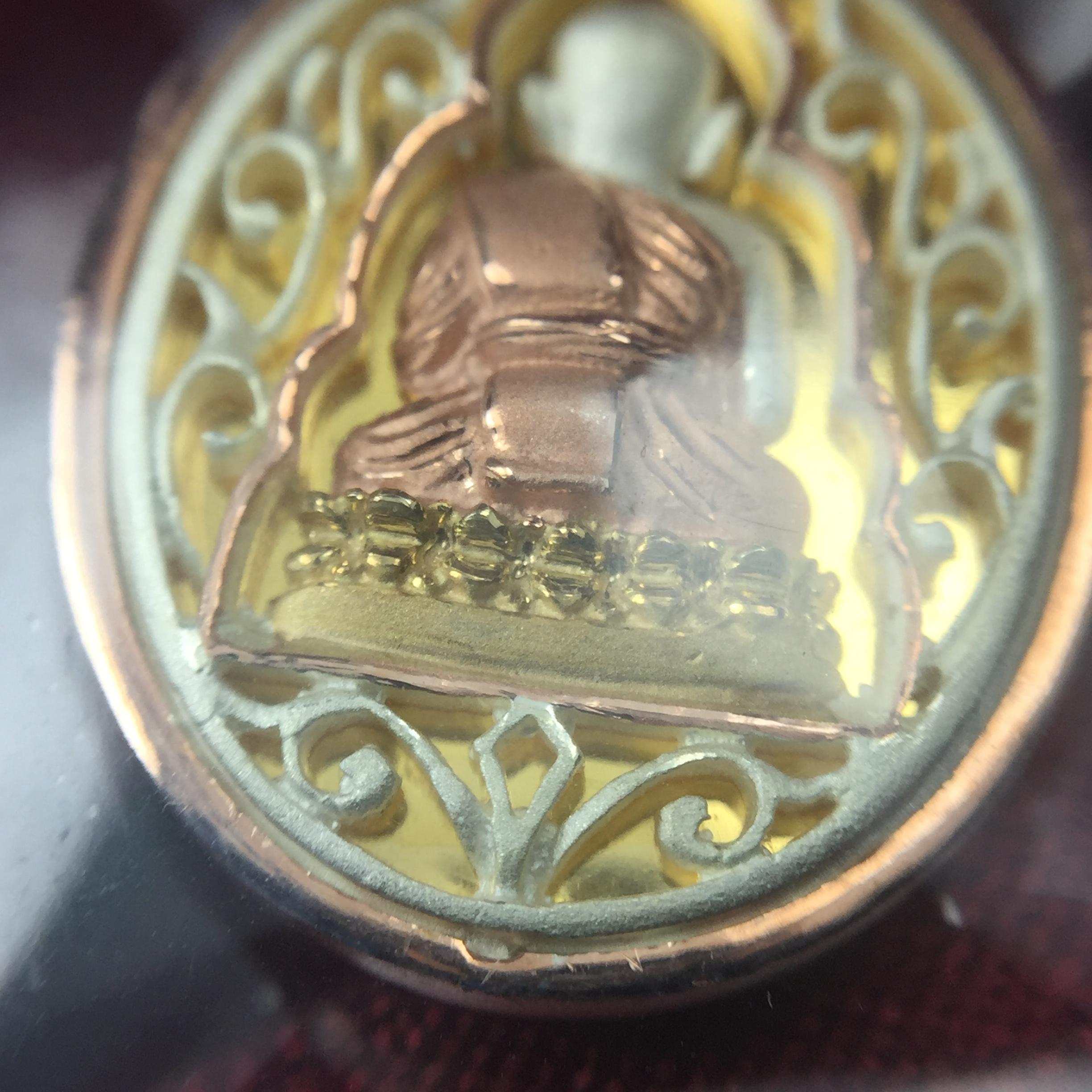 เหรียญหลวงพ่อทวด รุ่นมงคลบารมี วัดประสาทบุญญาวาส ปี 2545 เนื้อเงินสามกษัตริย์ พิมพ์ทรงรูปไข่เล็ก(ขนาด 2.0*1.8 ซม.)ฉลุลายฉากพี้นหลังสีทองสวยงาม ตอกโค๊ตมีหมายเลข พร้อมกล่องบรรจุเดิม