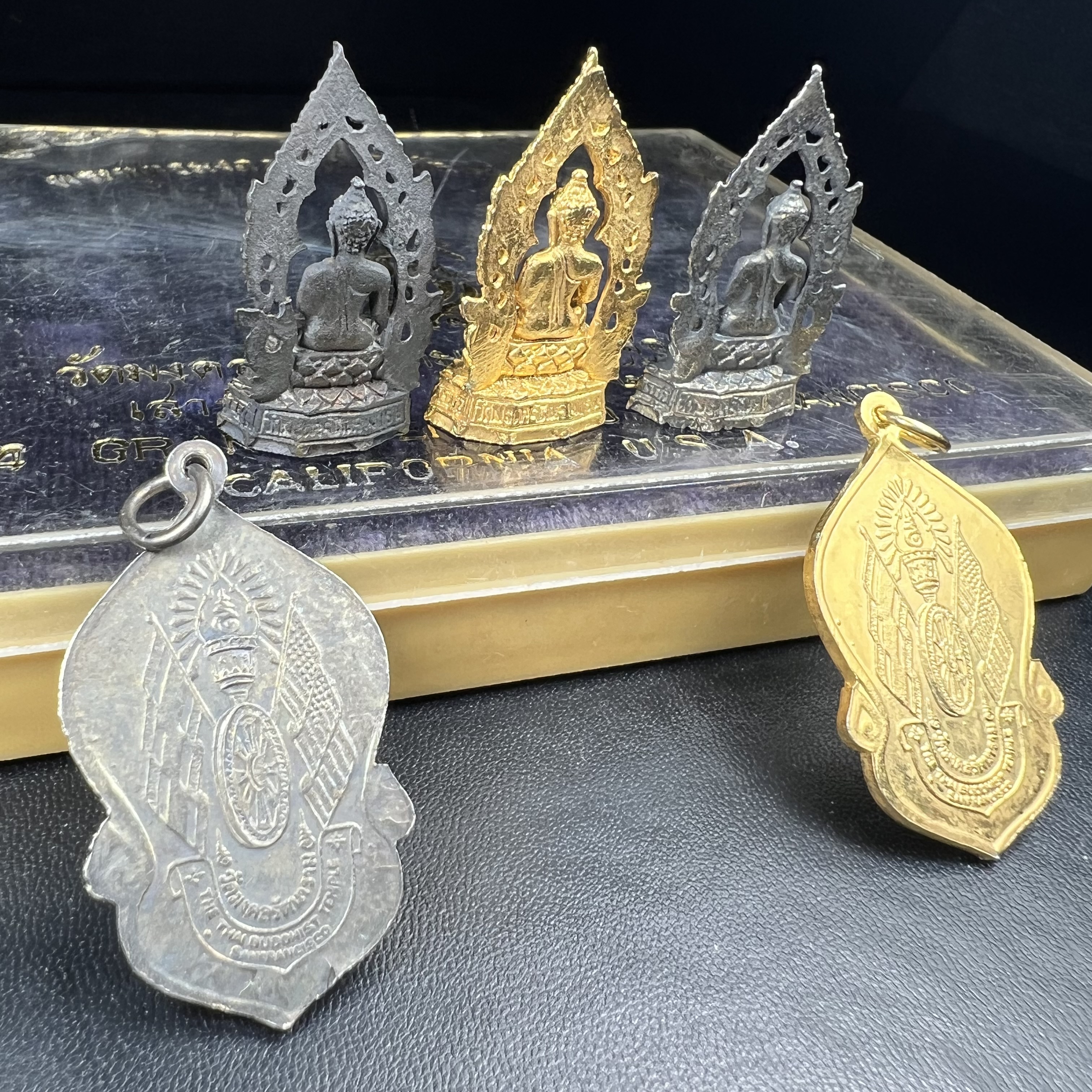 ชุดวัตถุมงคลพระพุทธมงคลรัตนภูมิพัฒนมหามุนี ภปร. วัดมงคลรัตนาราม วัดไทยในซานฟรานซิสโก สหรัฐอเมริกา ( Sanfrancisco USA.) ปี 2523(ชุดพิเศษกรรมการ 1 ชุด 5 รายการ)หายาก(พิธีใหญ่)หลวงปู่โต๊ะ วัดประดู่ฉิมพลี พร้อมเกจิอาจารย์ในยุคอีก ๑๐๘ รูปนั่งปรกอธิษฐานจิต