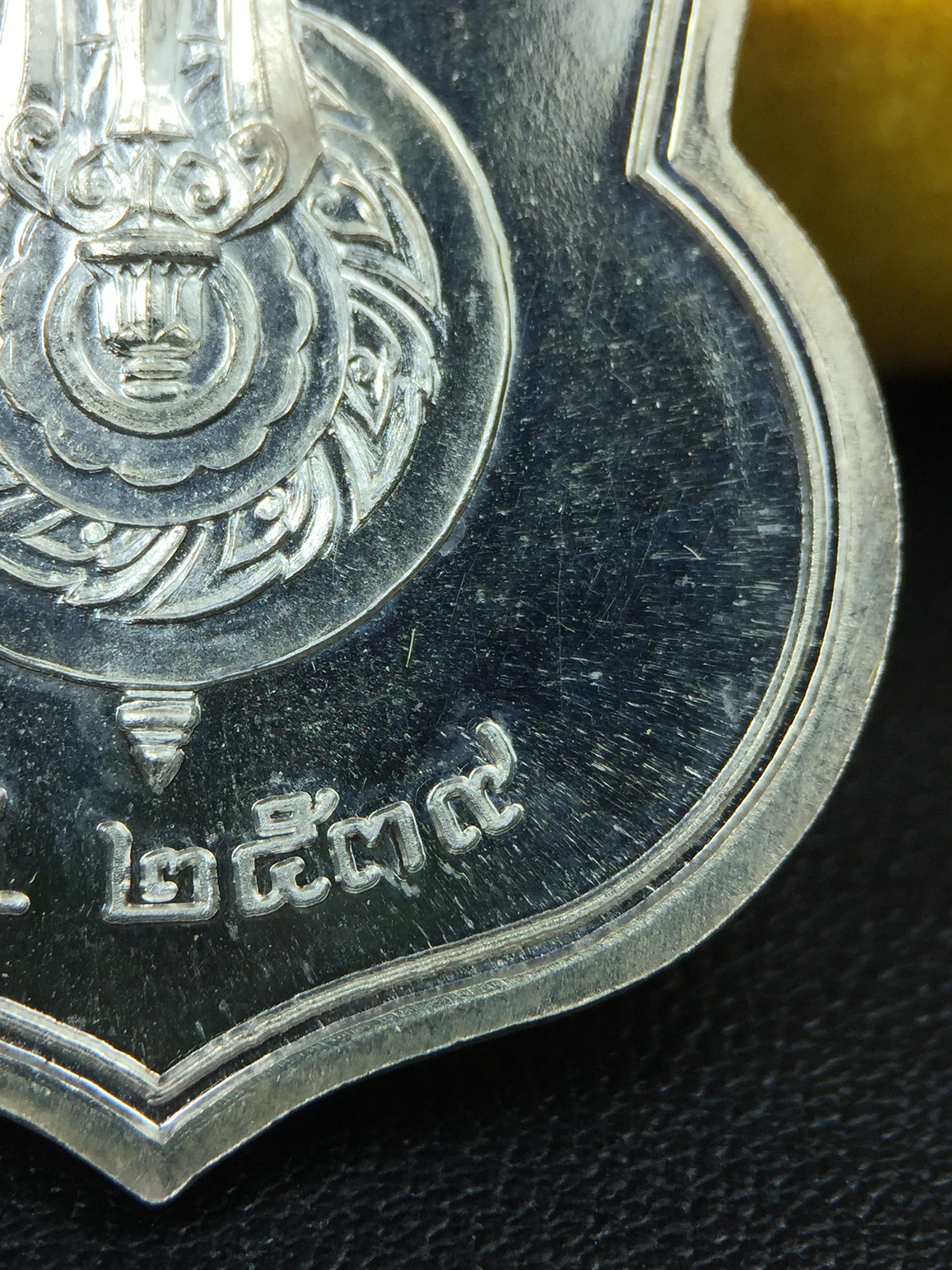 เหรียญพระบาทสมเด็จพระเจ้าอยู่หัว รัชกาลที่9ประทับนั่งบัลลังก์ กระทรวงมหาดไทยจัดสร้าง ปี2539 เนื้อเงินกล่องบรรจุเดิมสภาพสวย เนื้อเงินผิวกระจก สวยเดิม แบบนิยม หายาก