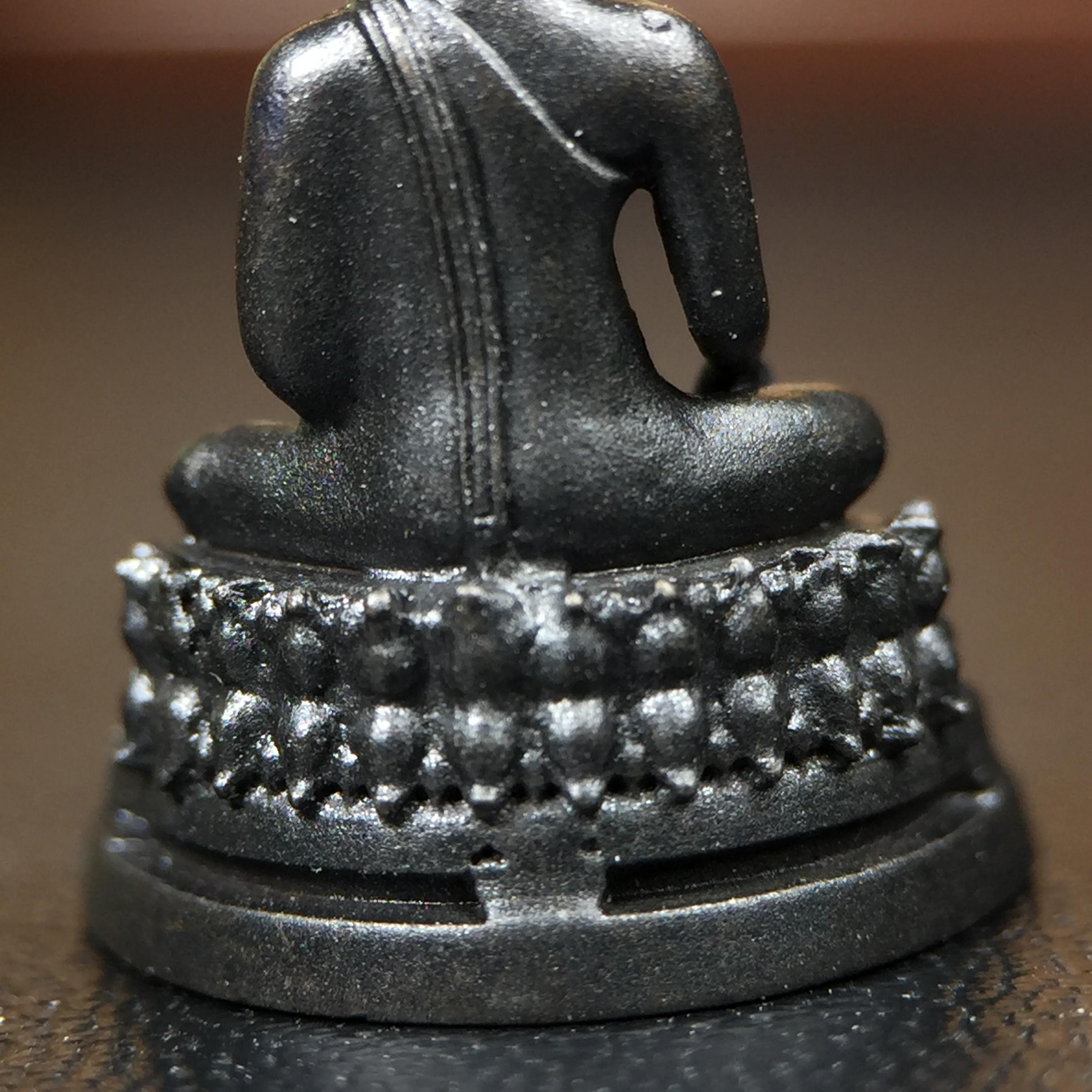 พระพุทธรูปคุ้มเกล้า ภปร. มหามงคล 80พรรษา “รุ่นเย็นศิระเพราะพระบริบาล 80พรรษา มหากษัตริย์คู่แผ่นดินสยาม” เนื้อนวโลหะรมดำ พิมพ์เล็ก ขนาด 10*21 มม.(โลหะชนวนพระ ภ.ป.ร.2508 และผงตะไบพระกริ่งปวเรศ 2530 มาร่วมในการจัดสร้างด้วย)