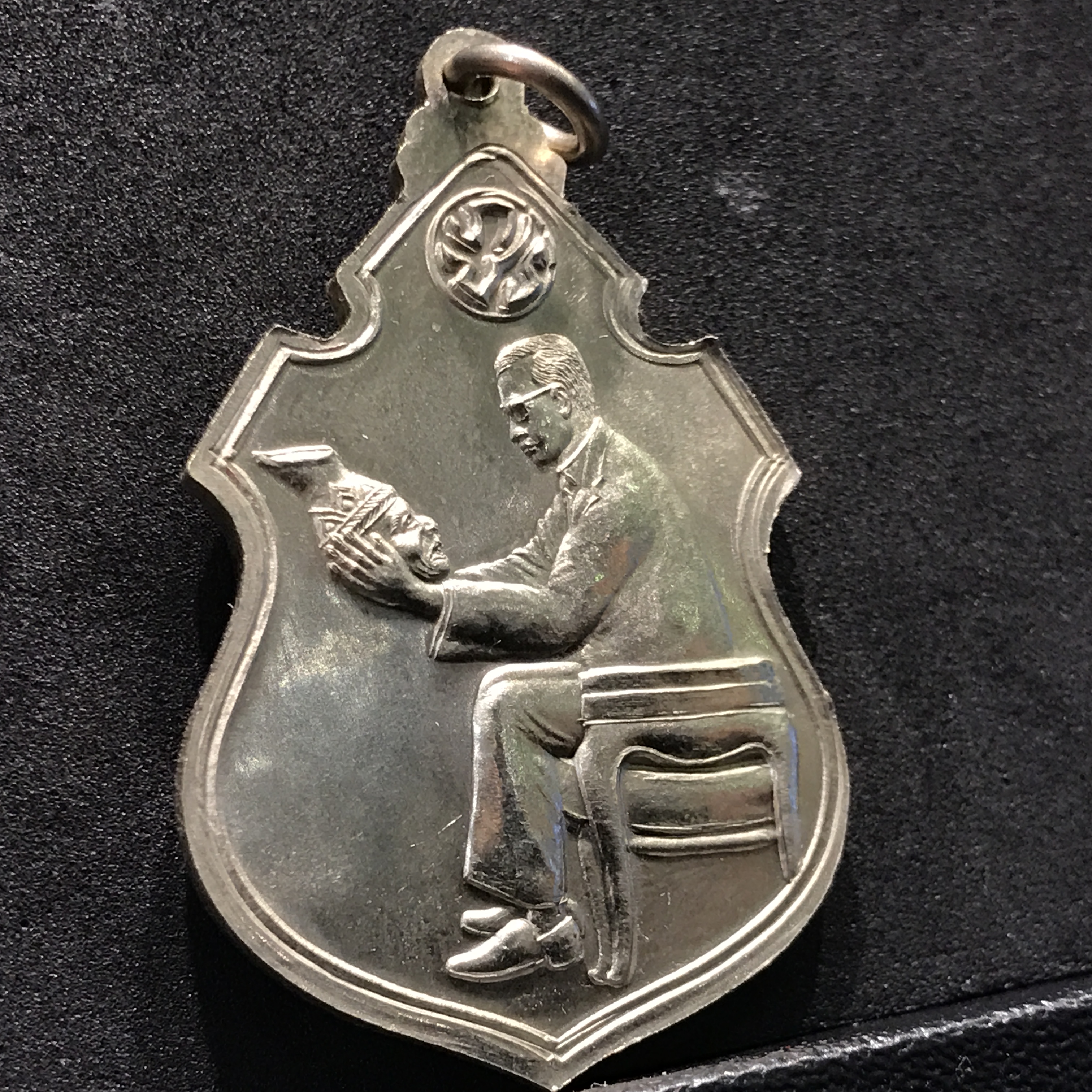 เหรียญครอบครูช่างหลวง(ในหลวงทรงดนตรี) เนื้ออัลปาก้า(หายาก)