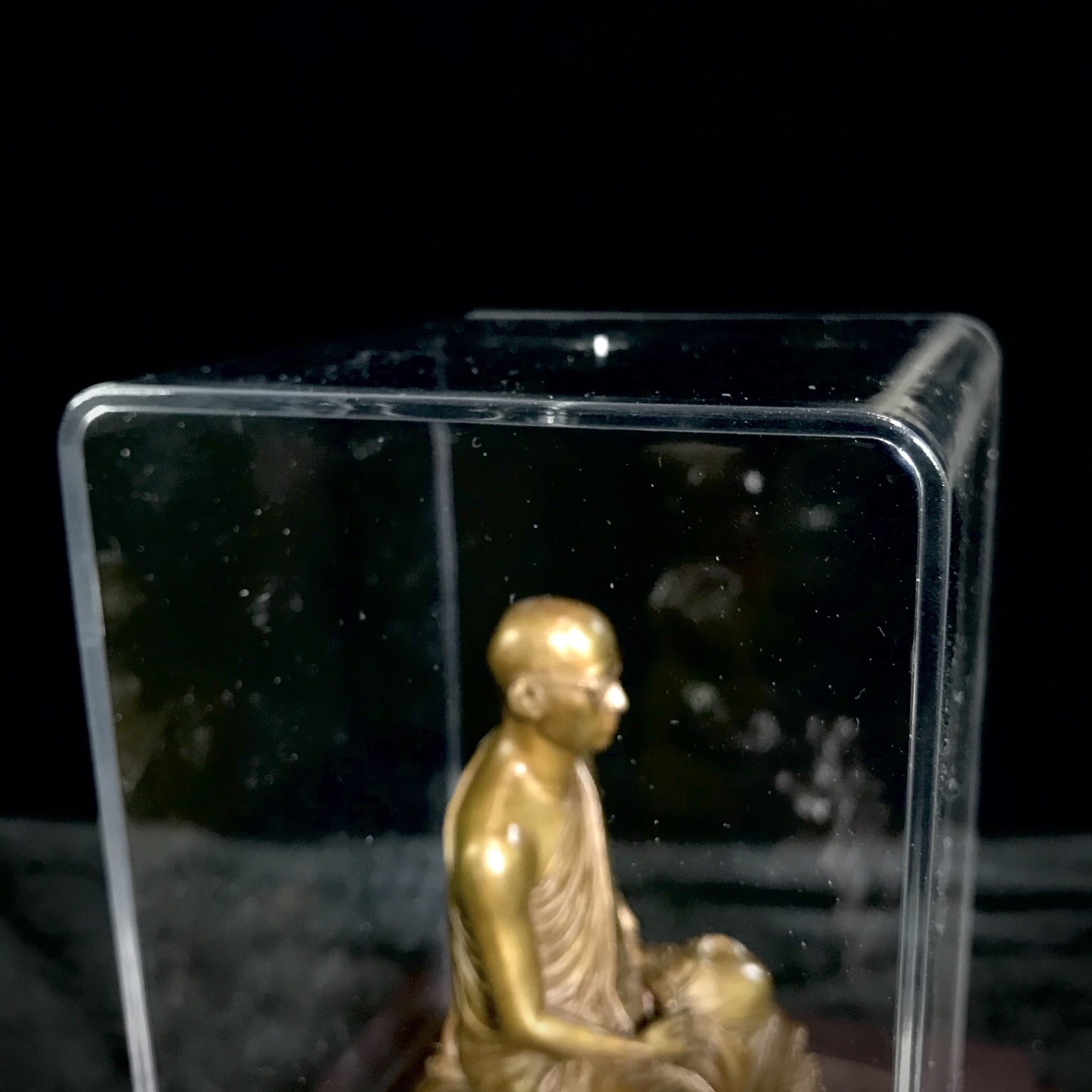 พระบรมรูปพระบาทสมเด็จพระเจ้าอยู่หัวรัชกาลที่9 ทรงผนวช(หน้าตัก2นิ้ว) เนื่องในโอกาสมหามงคลเฉลิมพระชนมพรรษา 7 รอบ 84 พรรษา 5 ธันวาคม 2554 (ใต้ฐานบรรจุผงจิตรลดามหามงคล และเส้นพระเจ้า ร.9)(คัดสภาพสวย แบบนิยม พร้อมครอบเดิม)(หายาก)