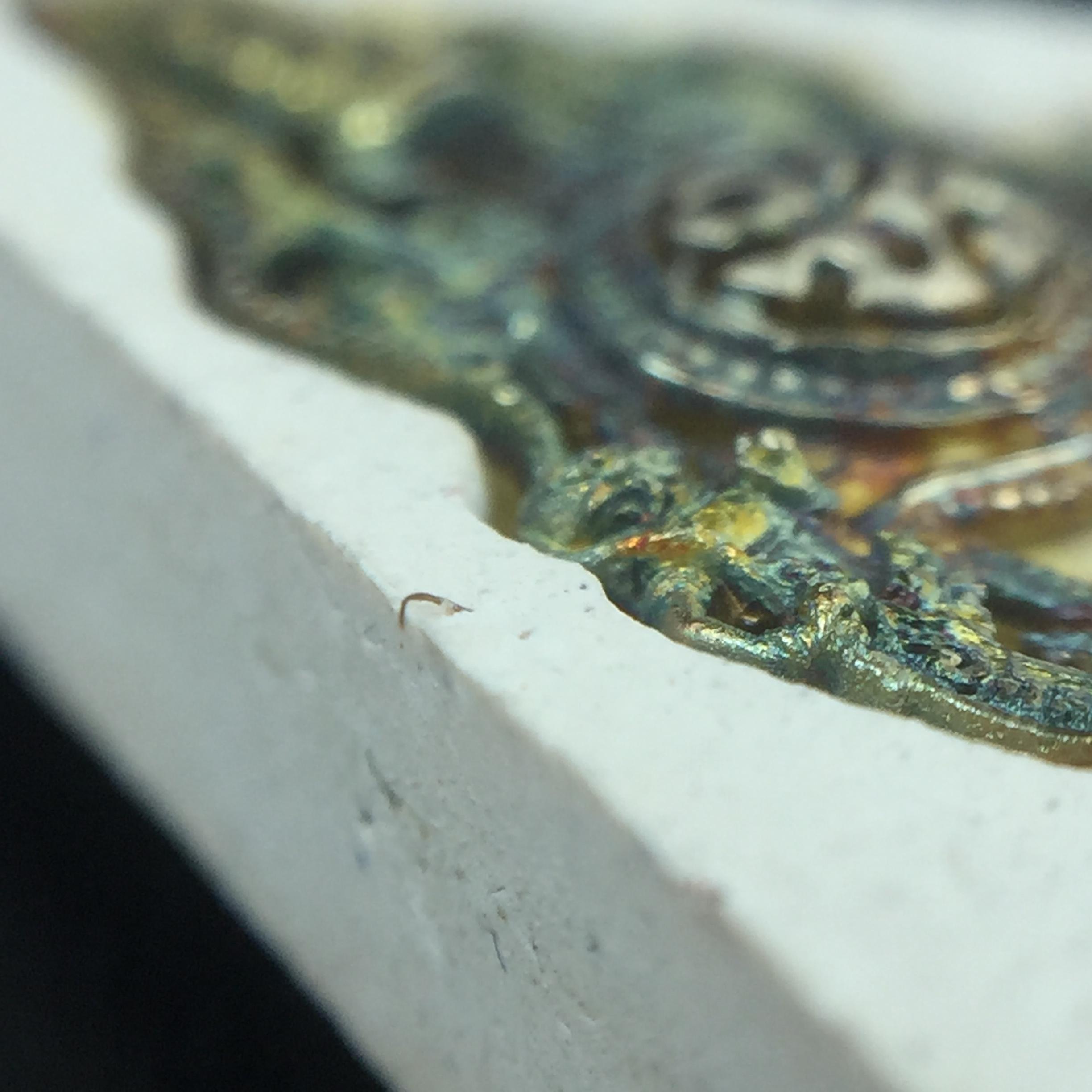 พระแก้วมรกต(จำลอง)ทรงเครื่องฤดูร้อน พระผงบูชา ด้านหน้าปิดทอง ด้านหลังตราฉลองสิริราชสมบัติครบ 60ปี เนื้อเงินขึ้นสีรุ้งธรรมชาติสร้างสรรค์งดงาม(รุ่นนี้ได้พระราชทานเส้นพระเจ้า(เส้นผม)รัชกาลที่9ในการจัดสร้าง)***องค์นี้พิเศษมองเห็นเส้นผมติดอยู่ด้านหลังชัดเจน***