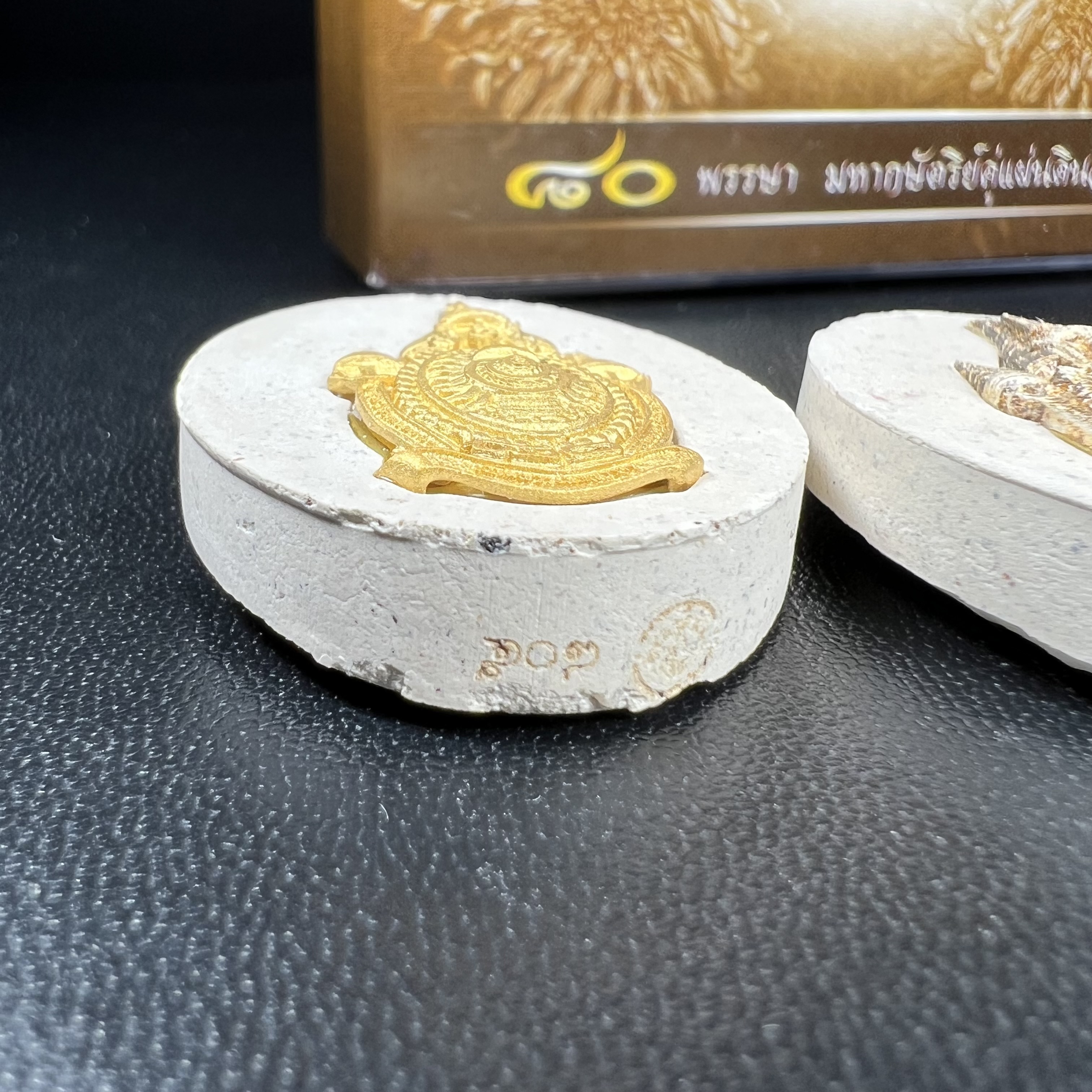 เหรียญรูปหล่อพระบาทสมเด็จพระเจ้าอยู่หัวในหลวงทรงงาน“รุ่นเย็นศิระเพราะพระบริบาล 80พรรษา มหากษัตริย์คู่แผ่นดินสยาม” พ.ศ.2550 เนื้อผง พุทธคุณ (ผงจิตรลดาพระราชทาน)ด้านหลังสัญลักษณ์ 80พรรษา เนื้อทองคำ+เงิน+ทองแดง(ขนาด27*35 มม.)พร้อมกล่องบรรจุเดิมครบ(1ชุด3องค์)