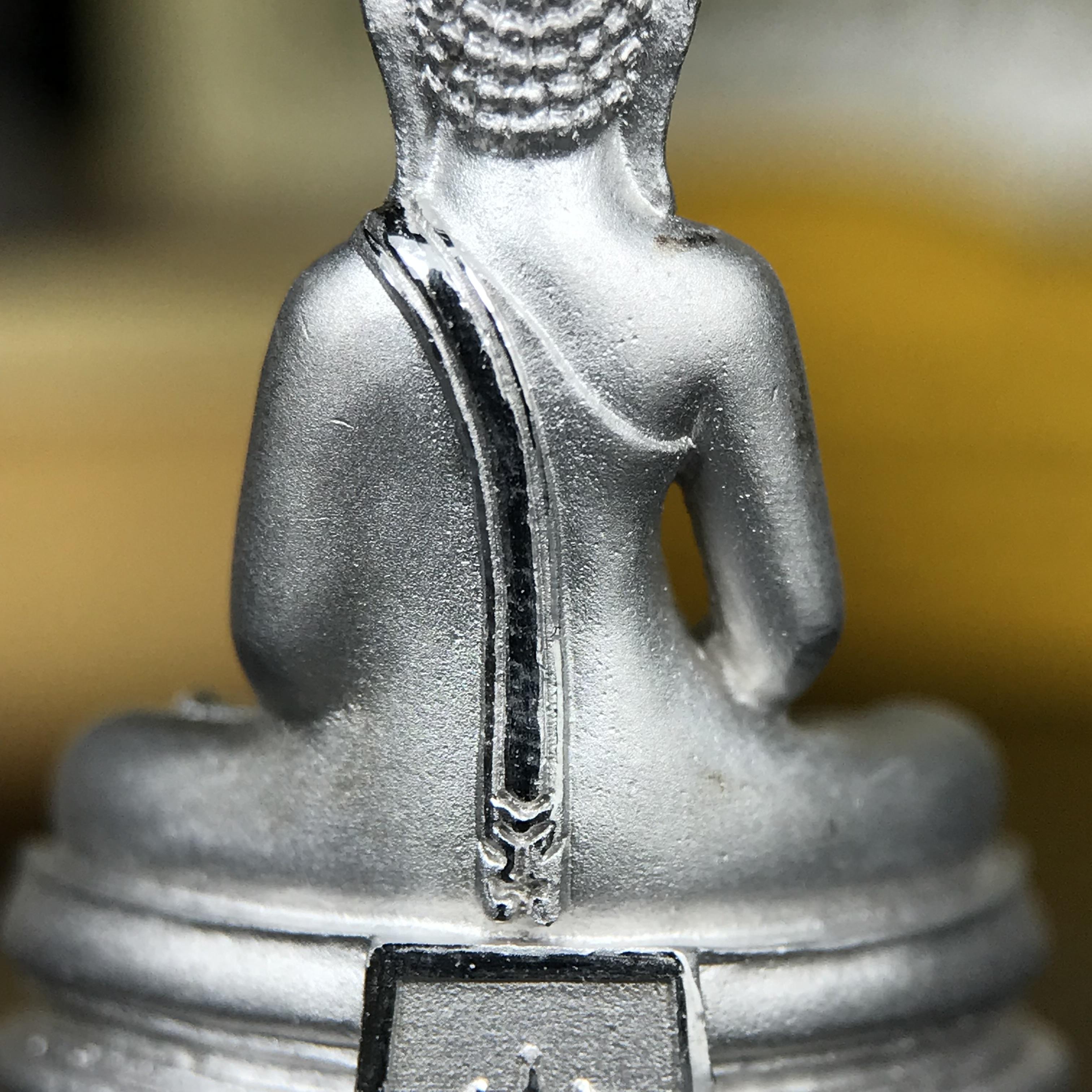 พระพุทธโสธร คุ้มเกล้าฯ ภปร.(ใต้ร่มพระบารมี คุ้มเกล้า) 60ปี รพ.ภูมิพลฯ พ.ศ.2552 เนื้อเงิน ชุบทองคำขาว(ลอยองค์พิมพ์ ใหญ่ ขนาด 30*20 มม.) 1 ใน 5000 องค์ หายาก