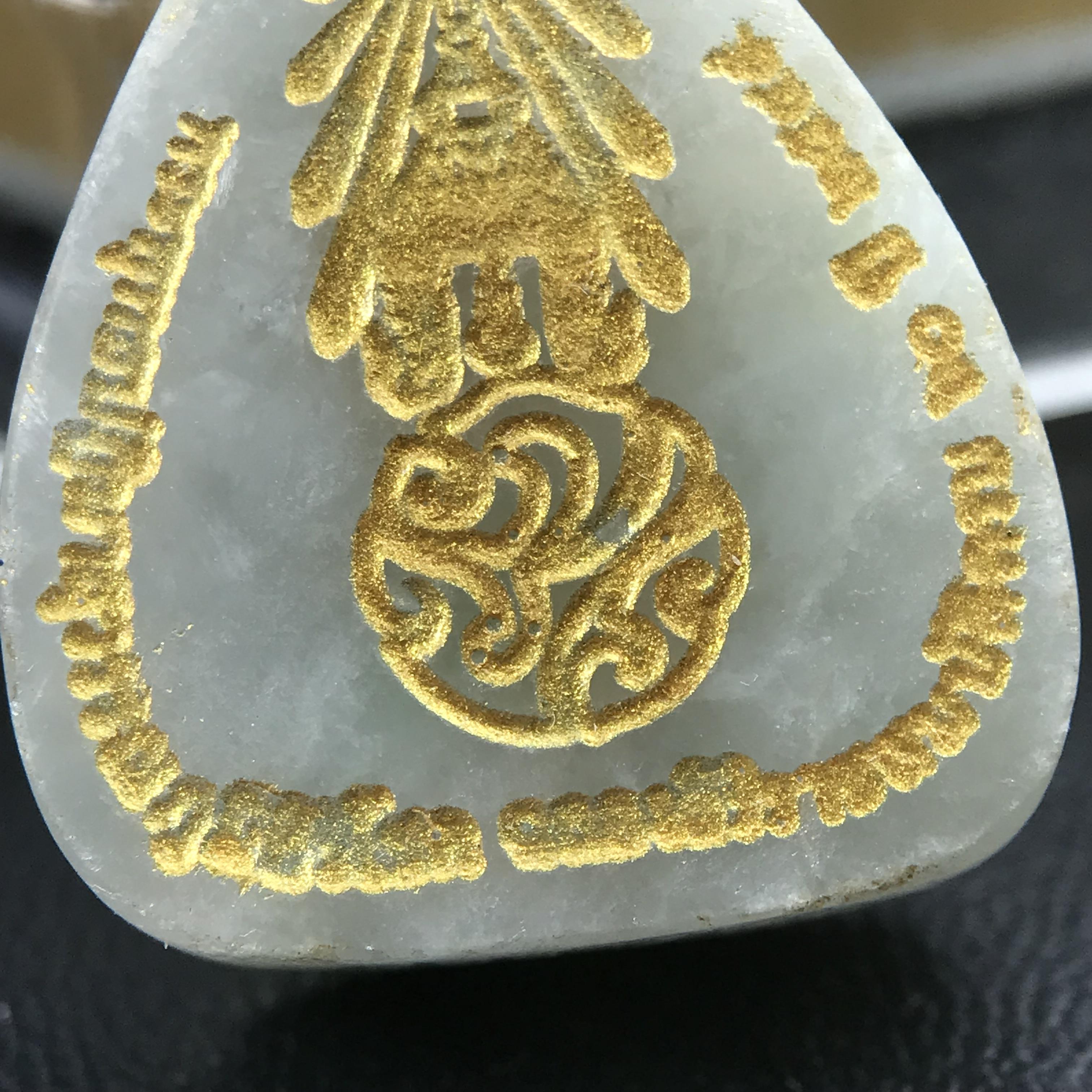 พระแก้วหยกใบโพธิ์ พระพุทธปฏิมาสุวรรณภูมิสิริโชค ภปร. การบินไทยจัดสร้างขึ้น เนื่องในวโรกาสฉลองสิริราชสมบัติครบ60ปี พุทธศักราช 2549 พิธีปลุกเสกวัดพระศรีรัตนศาสดาราม(วัดพระแก้ว) สวยๆพร้อมกล่อง สร้างน้อย หายาก(องค์หมายเลข3824) 1 ใน 6000 องค์