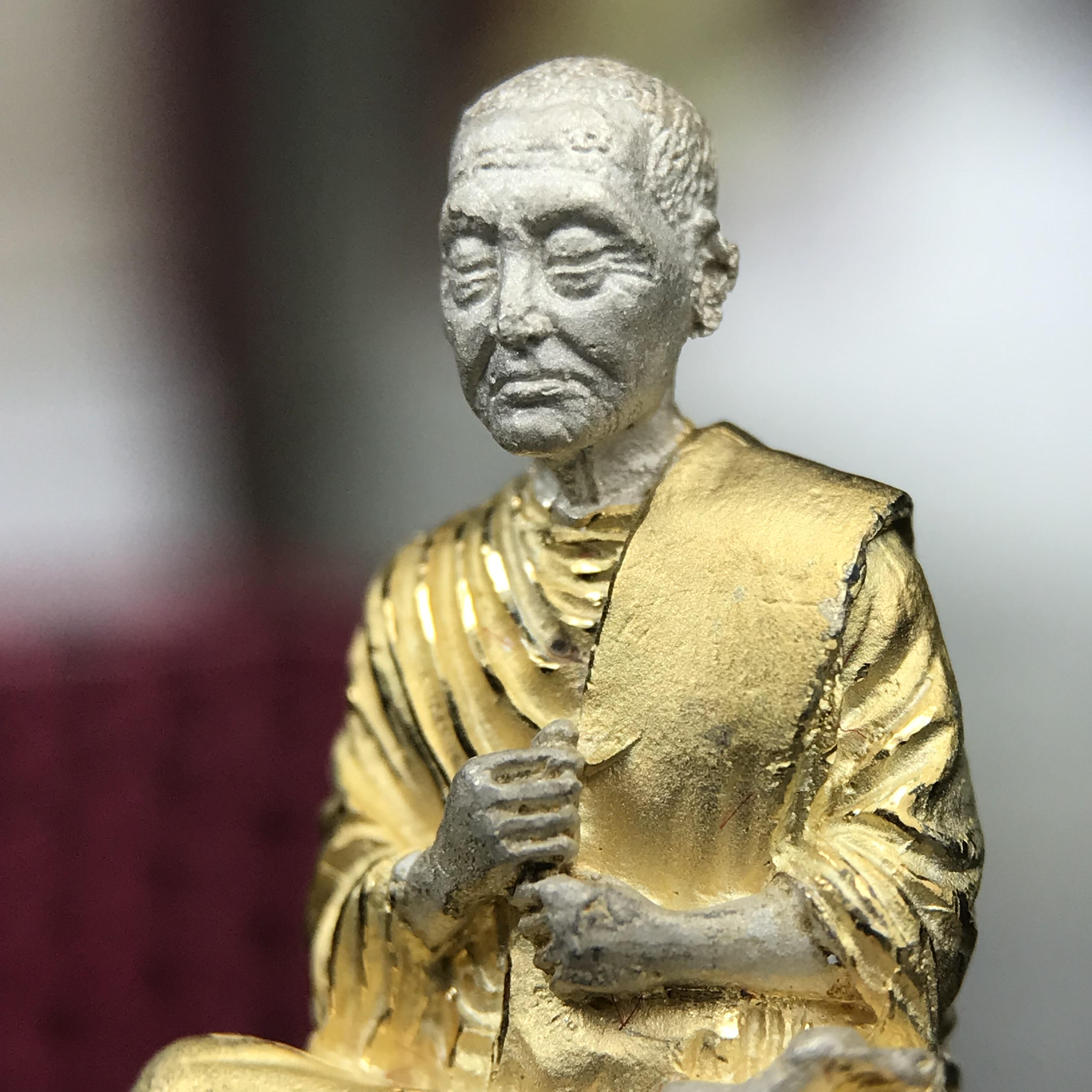 รูปเหมือนสมเด็จพระพุฒาจารย์ (โต พรหมรังสี)วัดใหม่อมตรส บางขุนพรหม ปี2540 รุ่นกาญจนาภิเษก จัดสร้างในวโรกาสที่รัชกาลที่ 9 ทรงครองสิริราชสมบัติ ครบ 50ปี ลอยองค์พิมพ์ใหญ่ เนื้อเงินบริสุทธิ์ 99.9% แบบชุบสามกษัตริย์ขัดเงาบางส่วน พร้อมกล่องบรรจุใบรับรองเดิมครบ