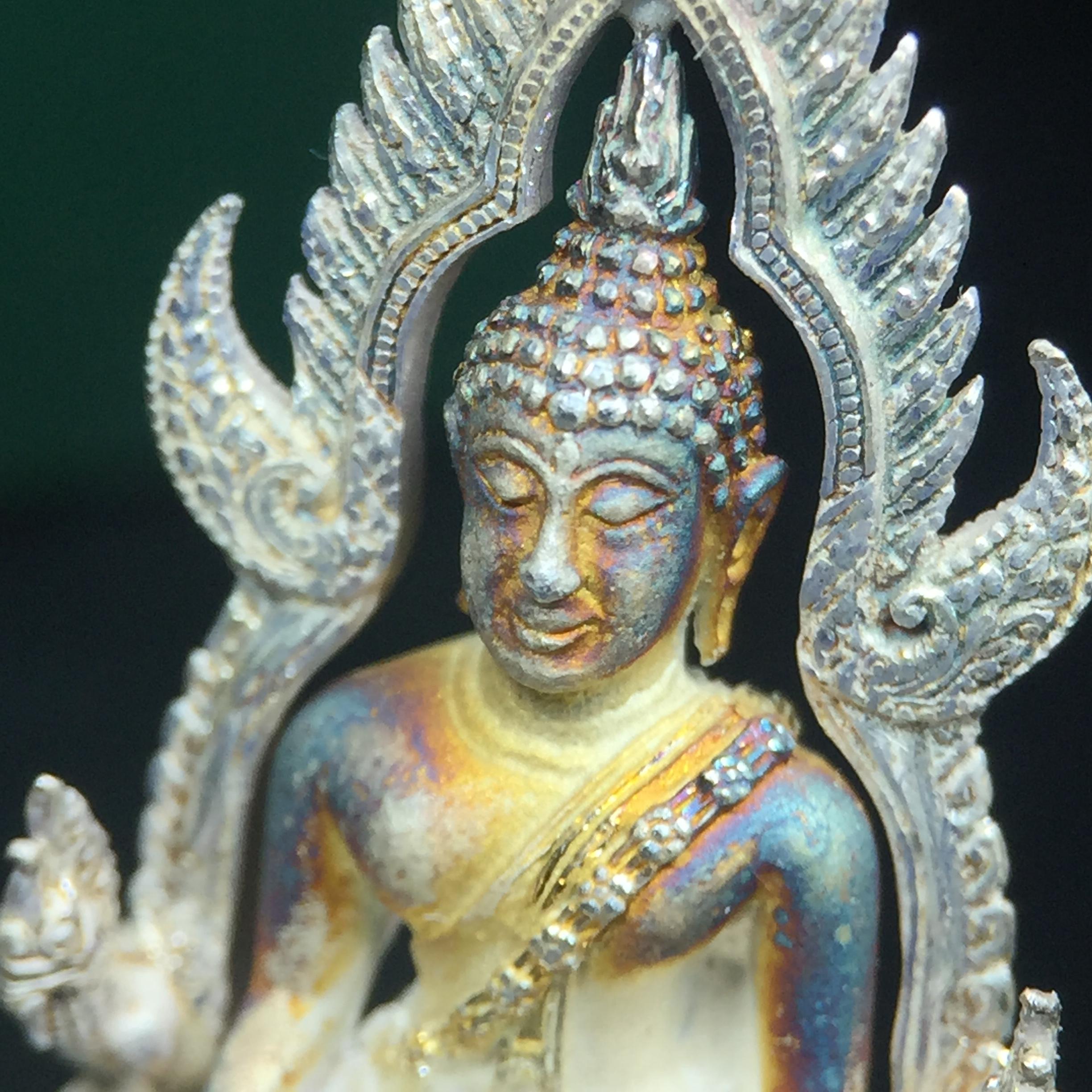 พระพุทธชินราช รุ่นมหาลาภ พิธีพุทธาภิเษกวัดพระศรีรัตนมหาธาตุวรมหาวิหาร จ.พิษณุโลก ปี 2540 เนื้อเงินบริสุทธิ์ 99.9% (นวลเงา)(สภาพผิวเดิมขึ้นสีรุ้ง สวยมากๆเสน่ห์พระเนื้อเงิน สีสันที่ธรรมชาติสรรค์สร้าง) พร้อมกล่องบรรจุเดิม (องค์หมายเลข 11411)(เลขกระจก)นิยม