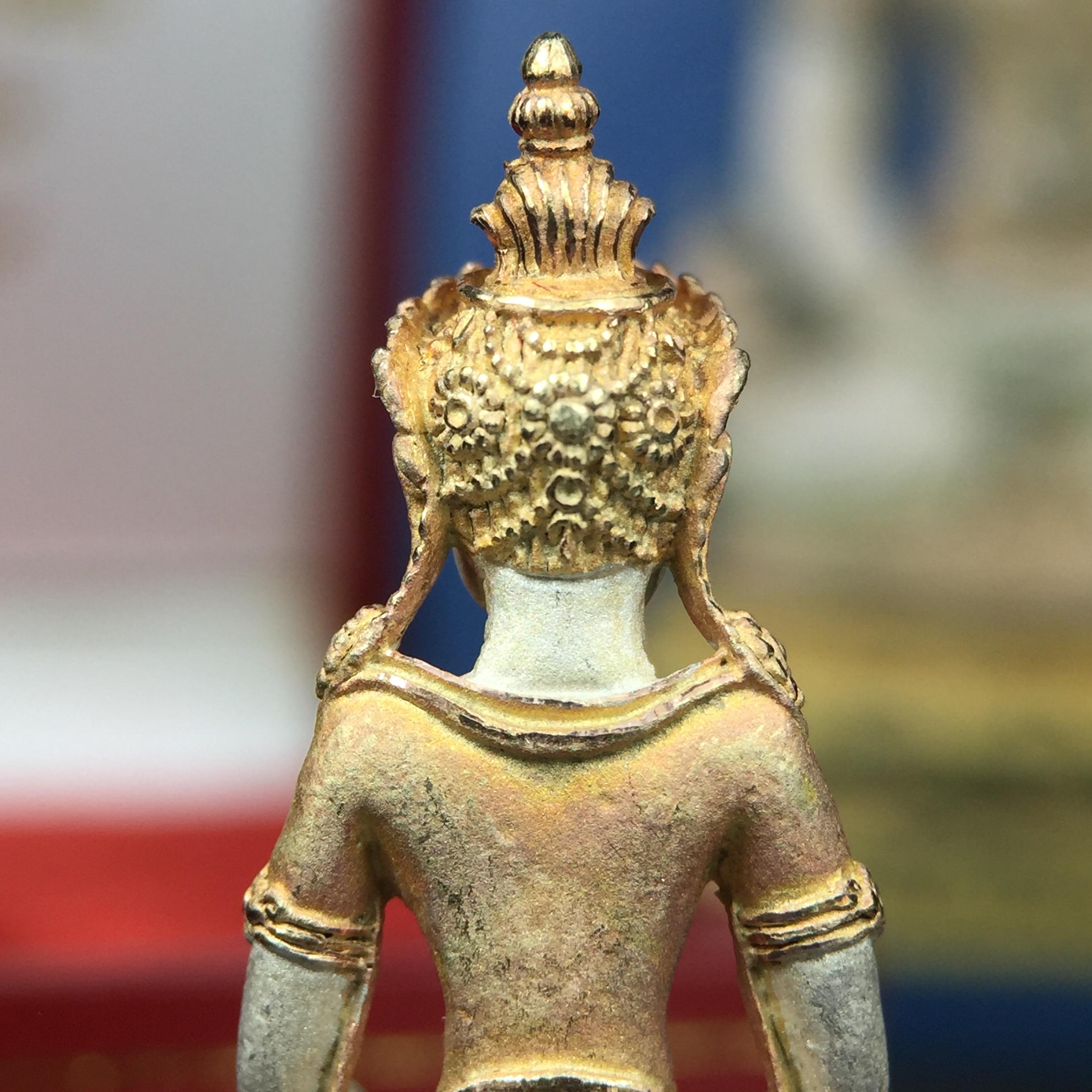 พระกริ่งอวโลกิเตศวร ( เจ้าแม่กวนอิม ) วัดโพธิ์แมนคุณาราม เนื้อเงิน 3 กษัตริย์ พ่นทราย รุ่นอุดมโภคทรัพย์ พ.ศ.2539(พร้อมกล่องบรรจุการ์ดใบรับรองเดิมครบ) (อีกหนึ่งรุ่นยอดนิยม พุทธศิลป์สวยงดงาม)