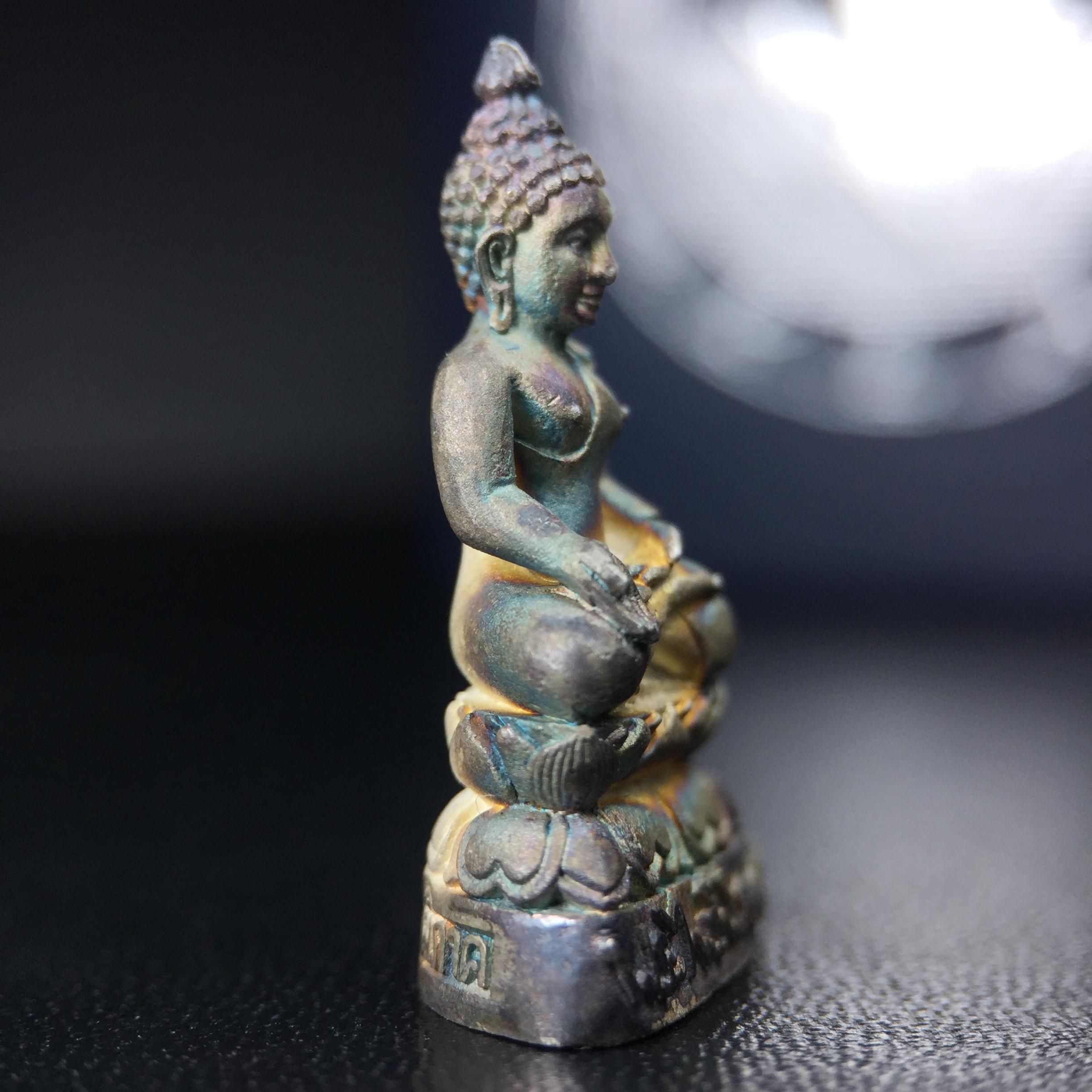 พระกริ่งไพรีพินาศ วัดบวรนิเวศวิหาร ปี2538 การไฟฟ้าส่วนภูมิภาคจัดสร้าง เนื้อเงิน(สภาพผิวเดิม ขึ้นสีรุ้งธรรมชาติ สวยแบบนิยม)พร้อมกล่องบรรจุเดิม หมายเลข 6432