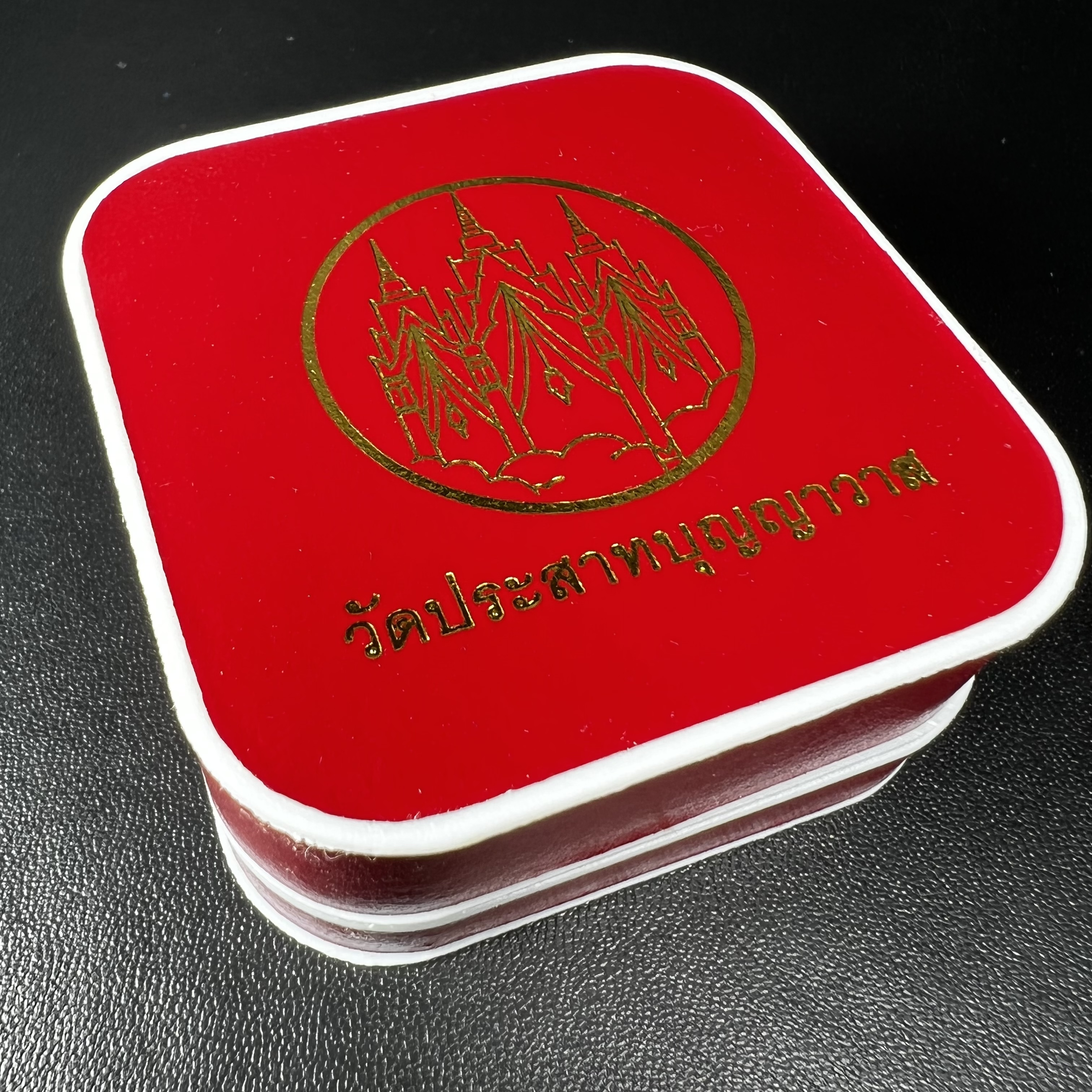 เหรียญหลวงพ่อทวด รุ่น มงคลบารมี วัดประสาทบุญญาวาส ปี 2545 เนื้อเงินสามกษัตริย์ พิมพ์ทรงพระรอด(ขนาด 2.2*1.5 ซม.)ฉลุลายฉากพื้นหลังสามมิติเปลือกหอยมุกสวยงาม ตอกโค๊ต ก(กรรมการ)พร้อมกล่องบรรจุเดิม