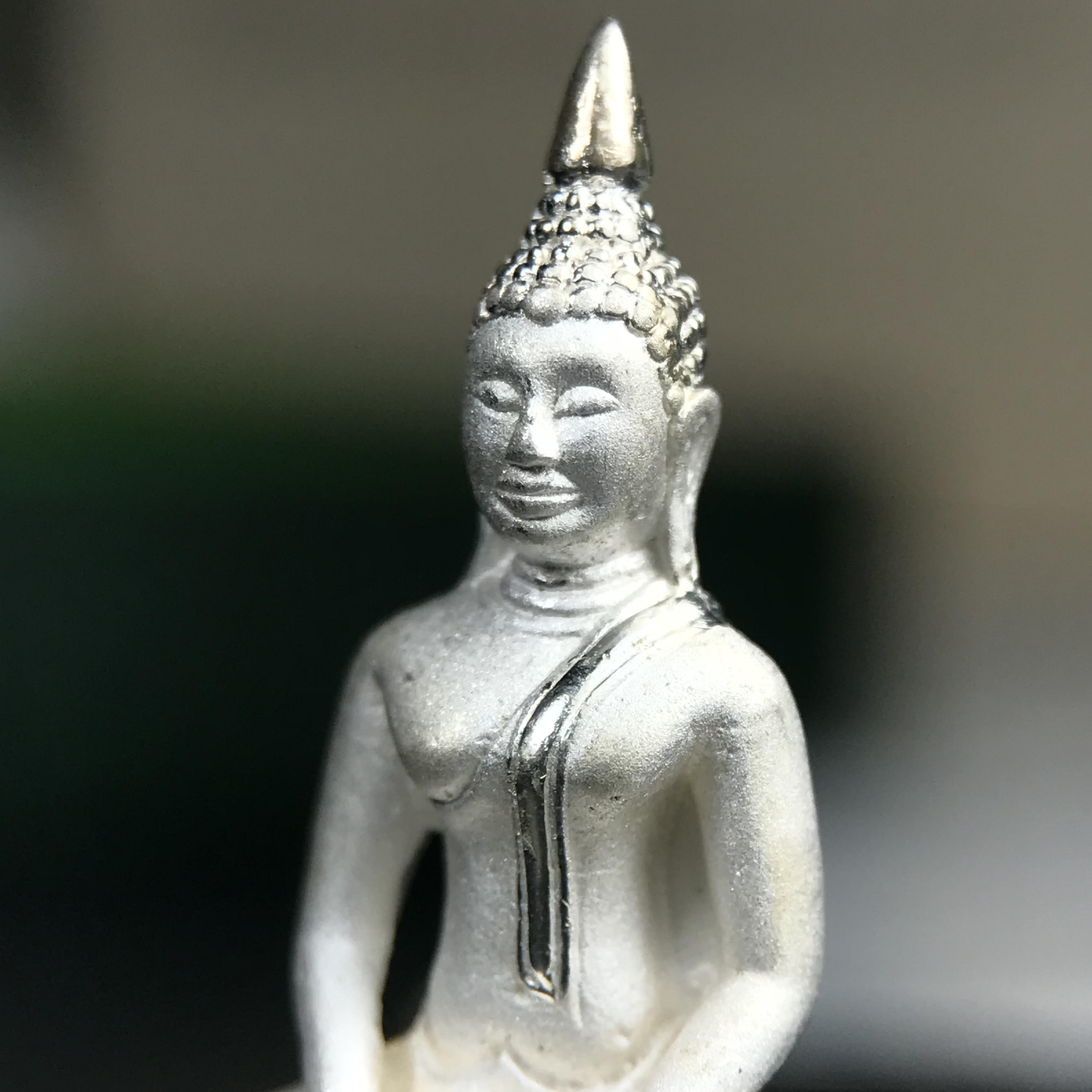 พระพุทธโสธร ภปร. รุ่นย้อนยุค สร้างพระอุโบสถ สมาคมชาวฉะเชิงเทรา จัดสร้าง ปี 2539 วโรกาสครองสิริราชสมบัติครบ 50 ปี เนื้อเงินทรายนวลขัดเงาบางส่วน พร้อมกล่องบรรจุและใบรับรองเดิม