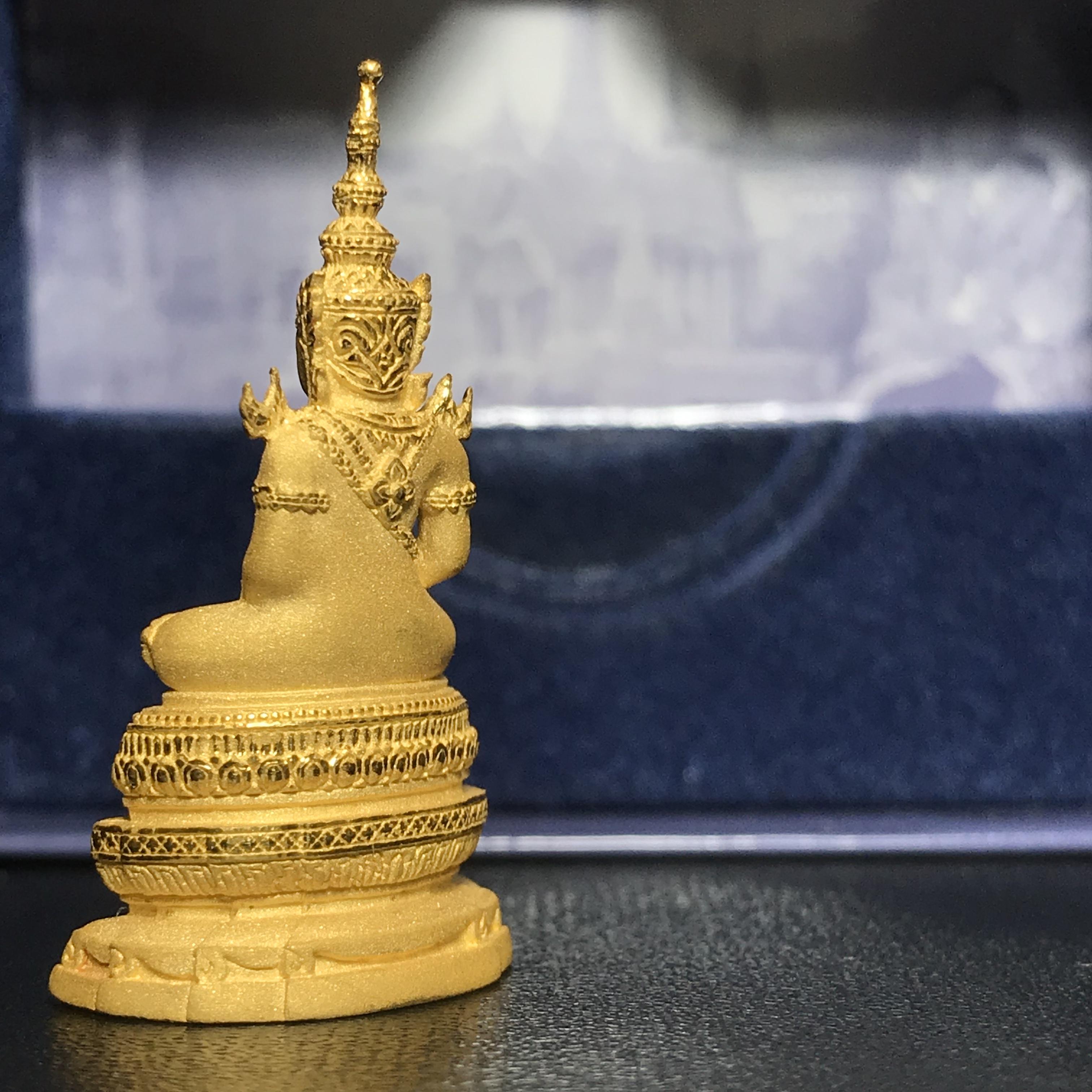 พระแก้วมรกต ภปร. ปี2547 จัดสร้างโดย รพ.ภูมิพลฯ เนื้อทองคำลอยองค์ หน้าตัก 1/2 นิ้ว(1ใน1000องค์)