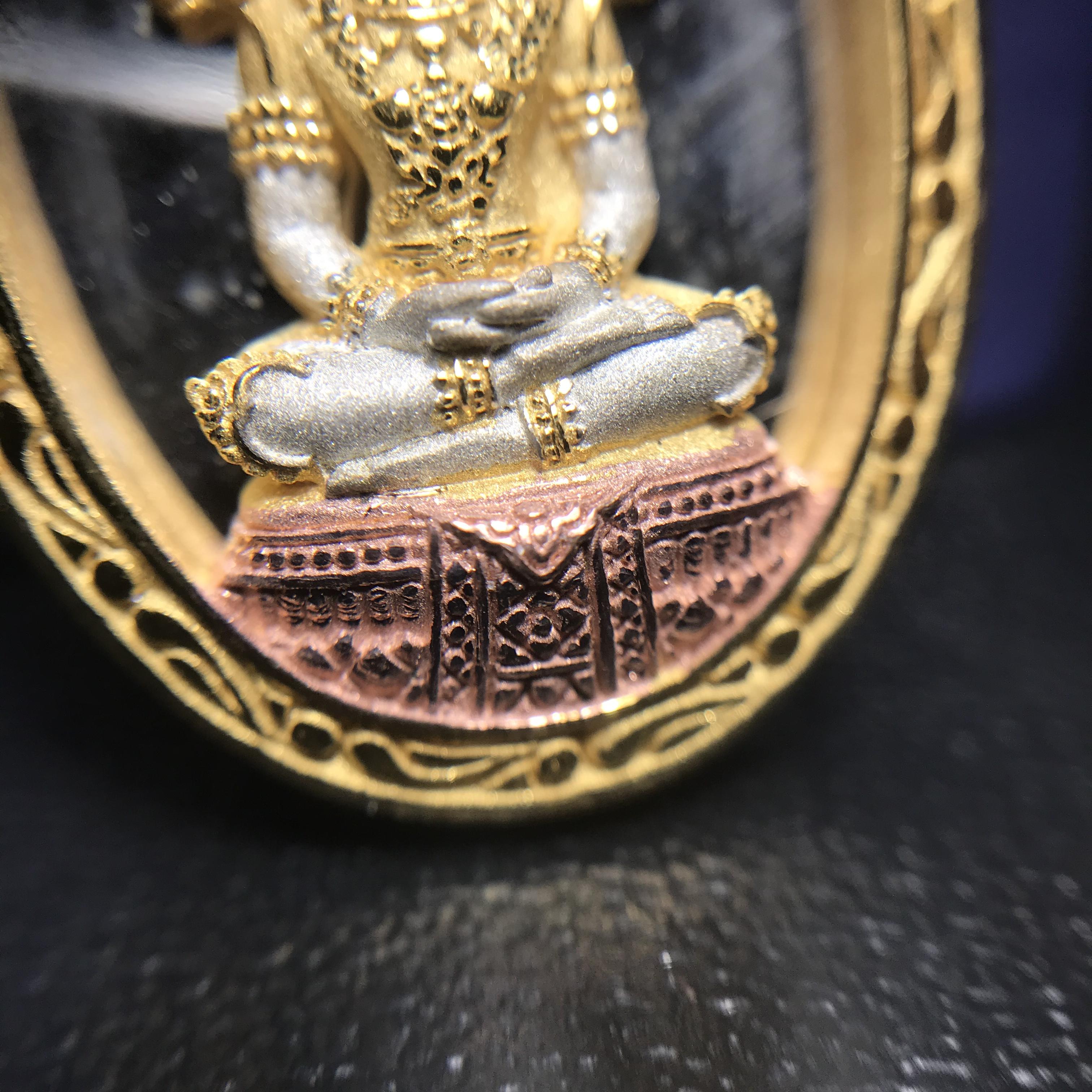 พระแก้วมรกต ภปร. ปี2547 จัดสร้างโดย รพ.ภูมิพลฯ เนื้อเงิน(3 กษัตริย์)เหรียญทรงกลมรี(1ใน3000องค์)