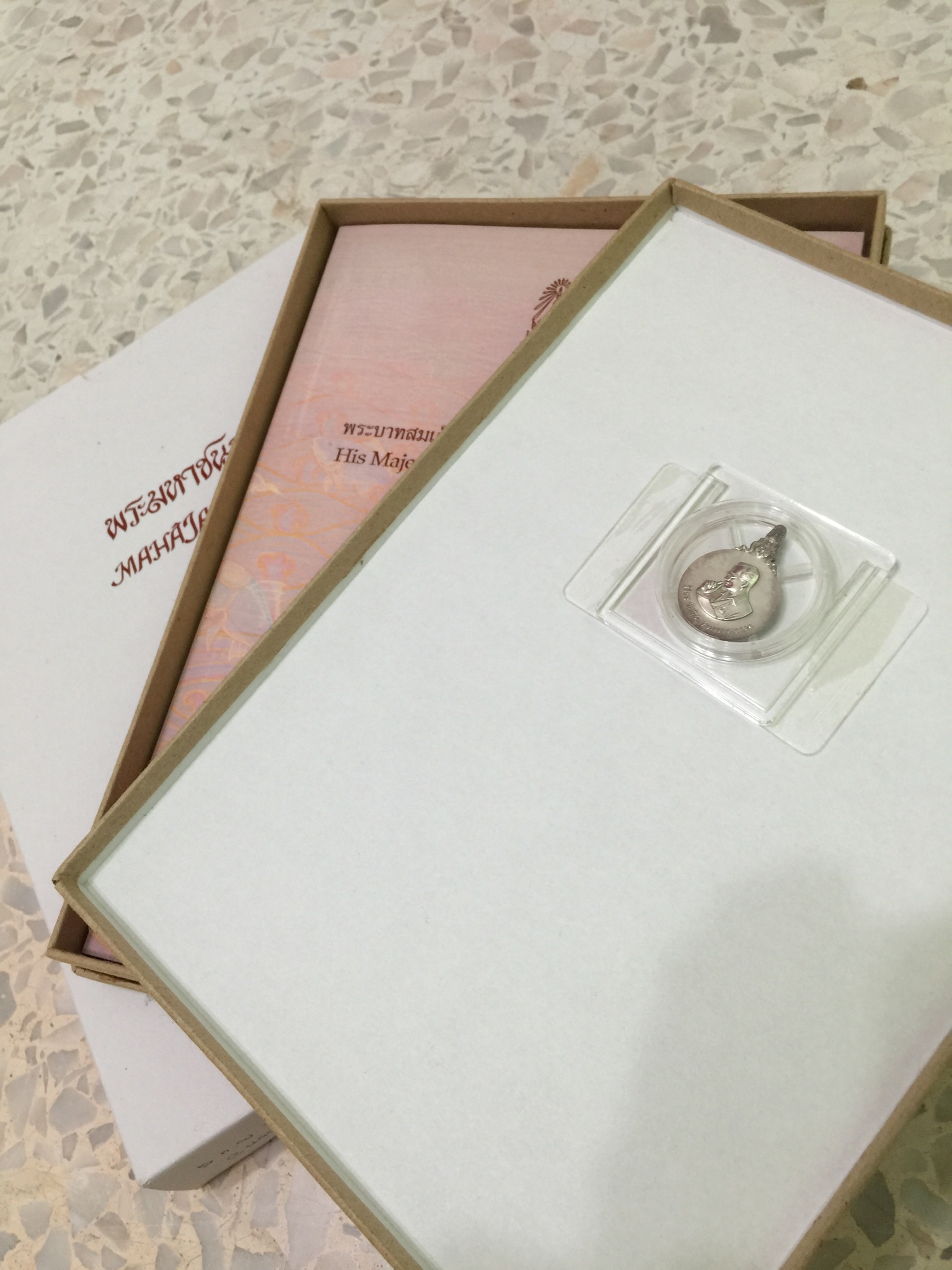 เหรียญพระมหาชนก พิมพ์เล็ก เนื้อเงิน ปี2542 พร้อมหนังสือสภาพสวยครบชุด