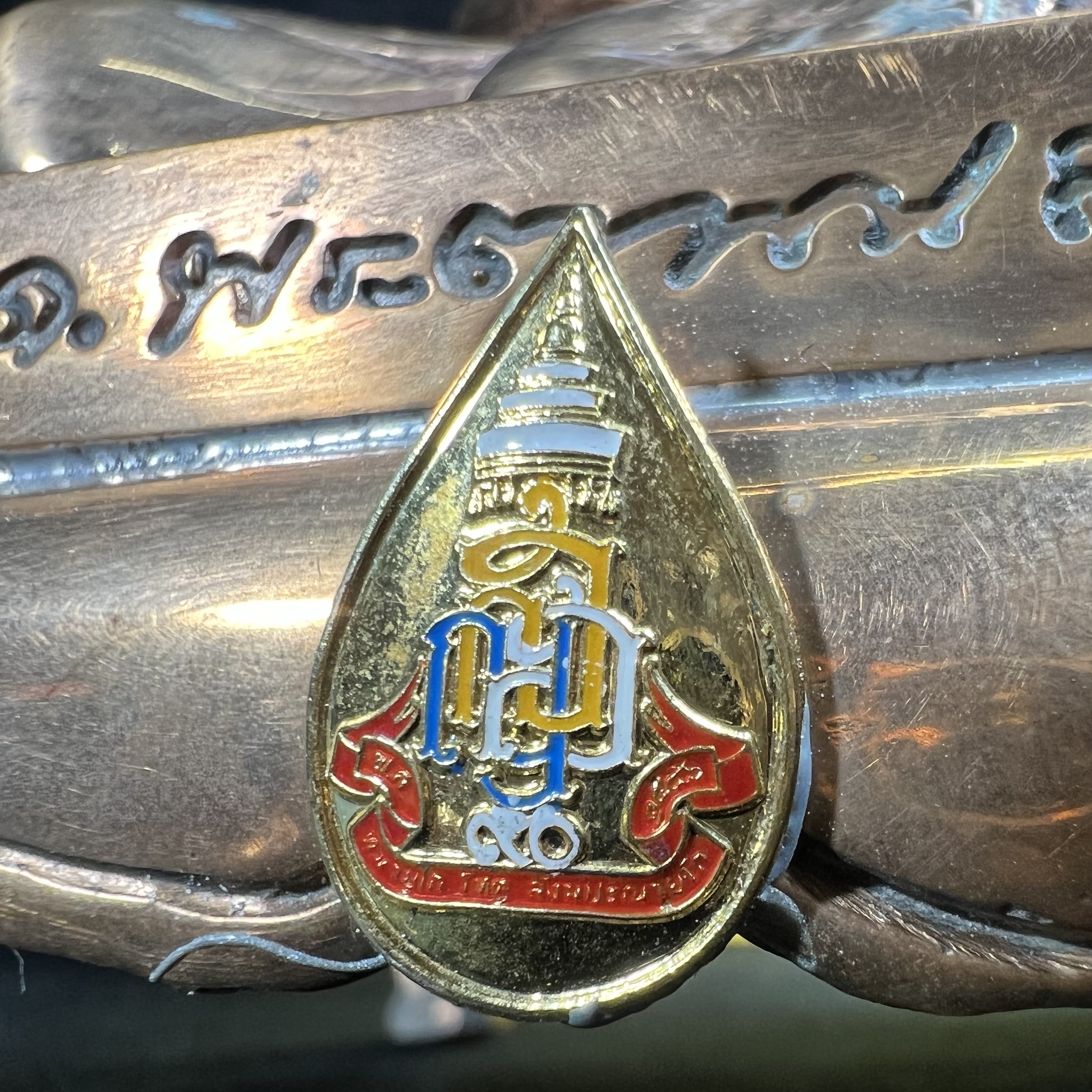 พระรูปเหมือนบูชารุ่นแรก สมเด็จพระญาณสังวร สมเด็จพระสังฆราช สกลมหาสังฆปริณายก วัดบวรนิเวศวิหาร รุ่น คชวัตร ปี2546 ที่ระลึกงานฉลองพระชนมายุ 90 พรรษา ขนาดบูชาหน้าตัก 4 นิ้ว เนื้อสัตตโลหะ (พระดี พิธีใหญ่ พุทธศิลป์สวย)เสด็จทรงประกอบพิธีเททองด้วยพระองค์เอง